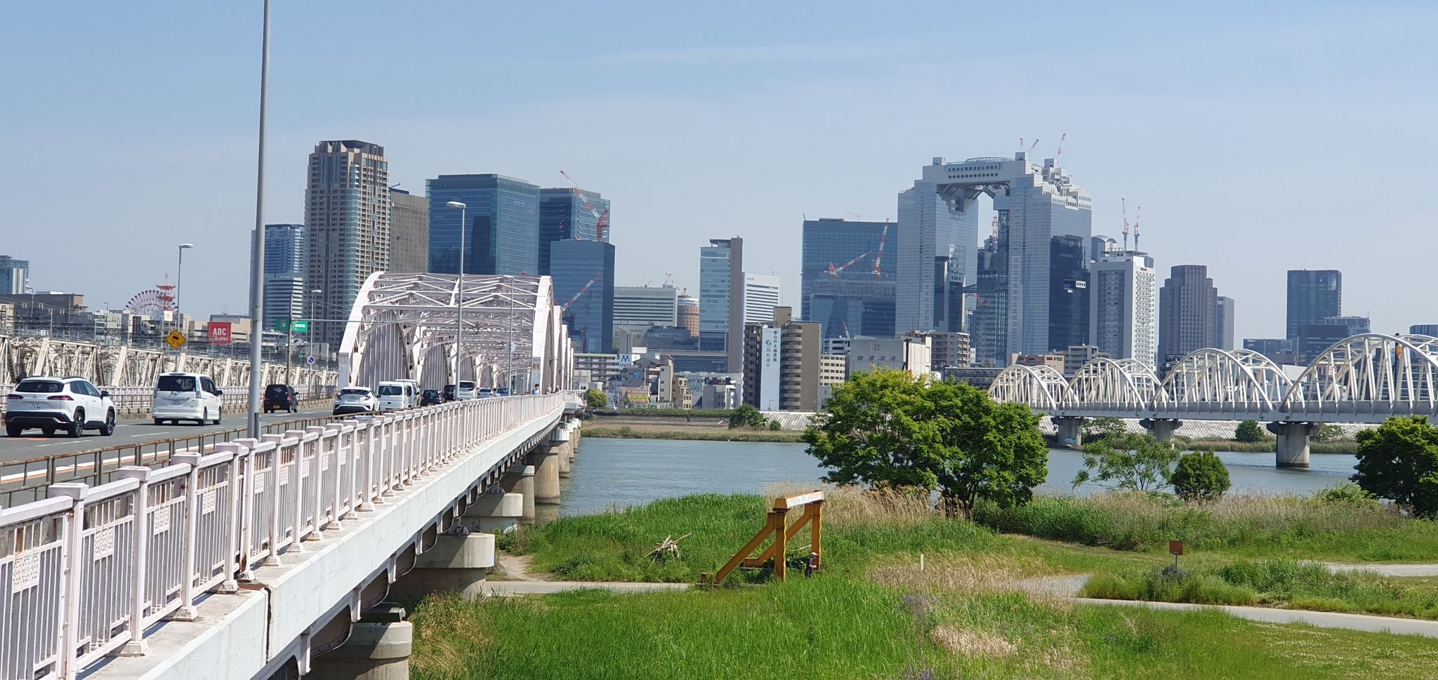 Über die nächste Brücke zum Umeda Sky Building