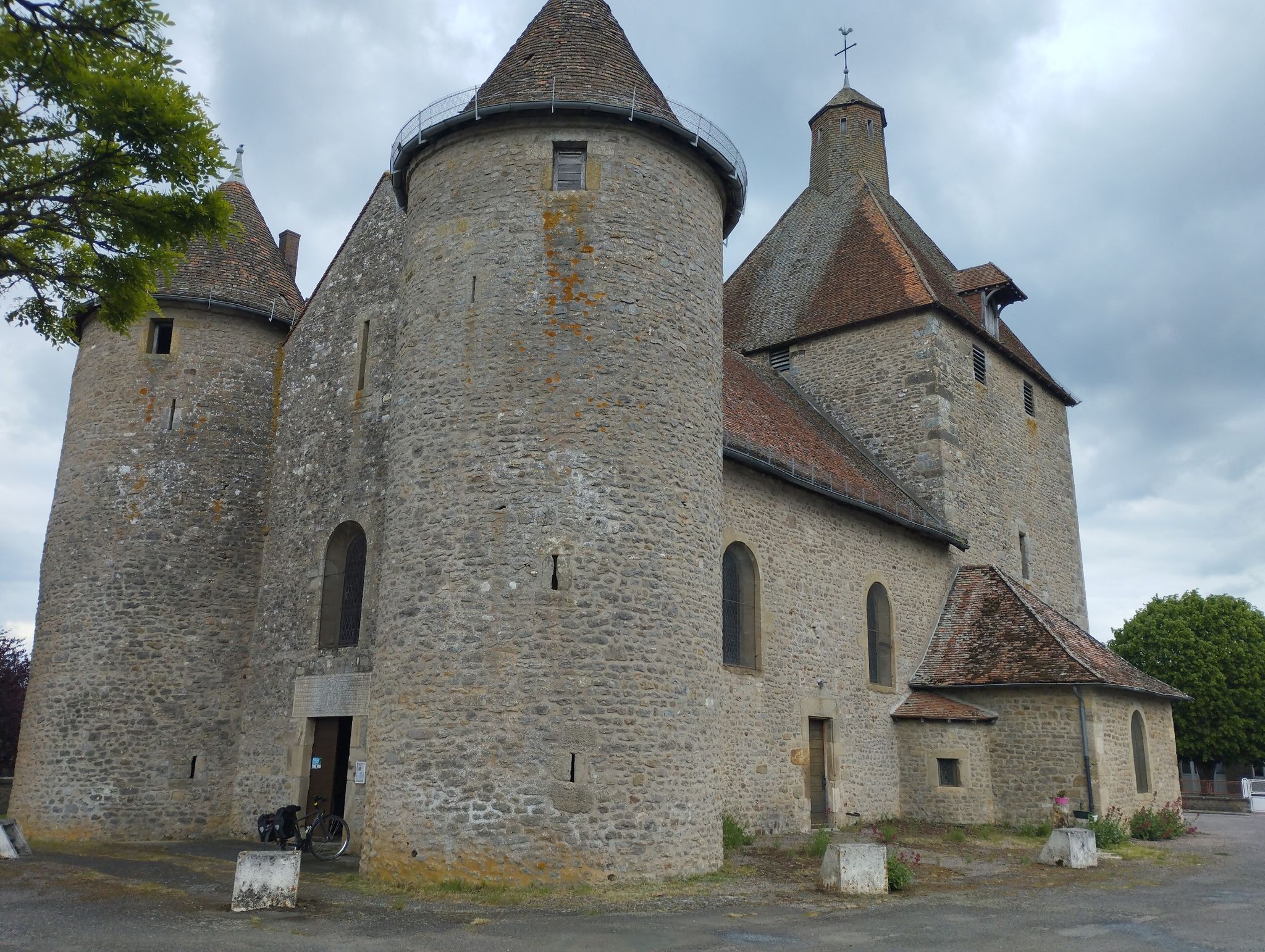 Eglise fortifiée de Malay (14e siècle)