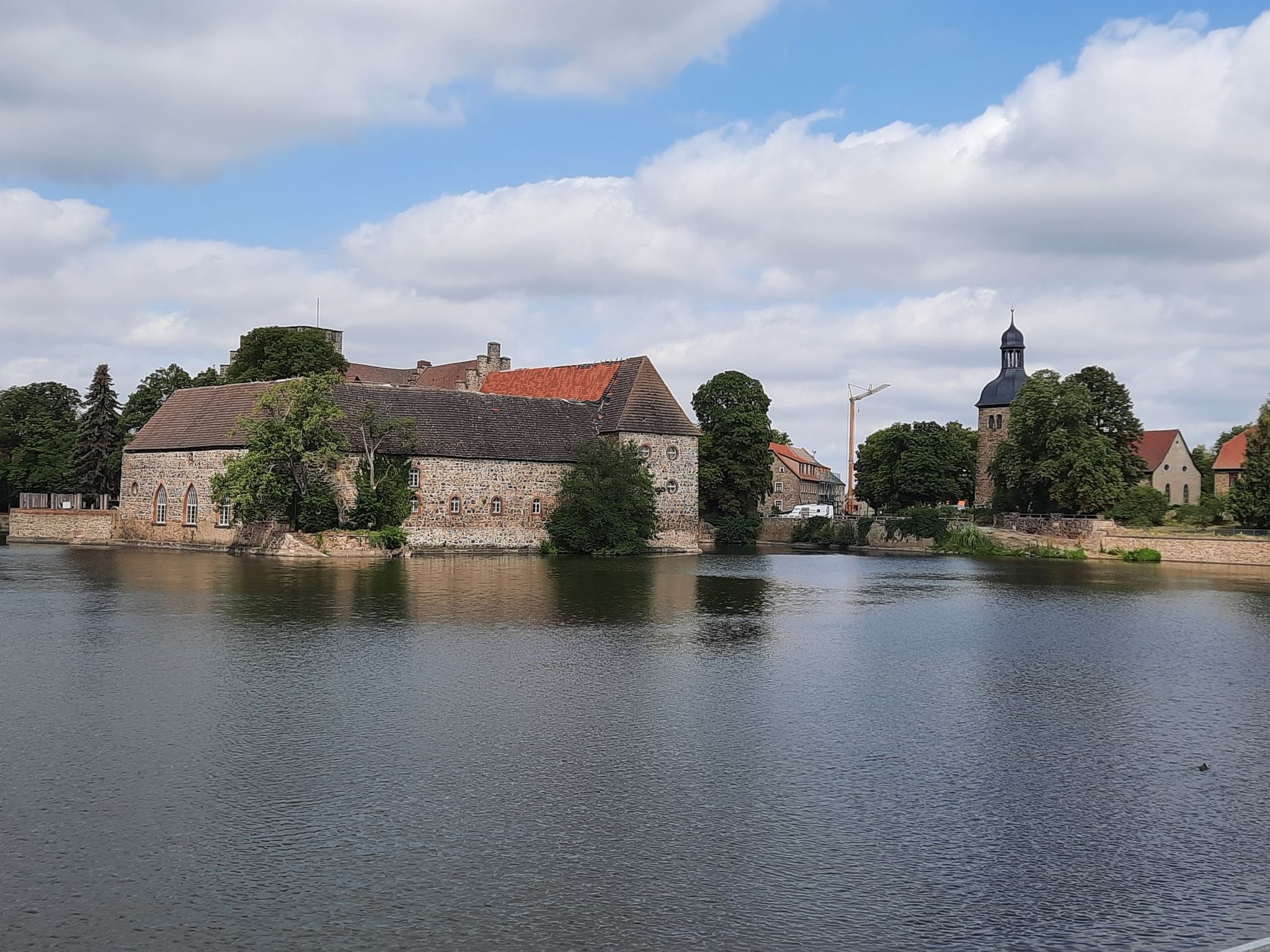 Wasserschloß und Patronatskirche