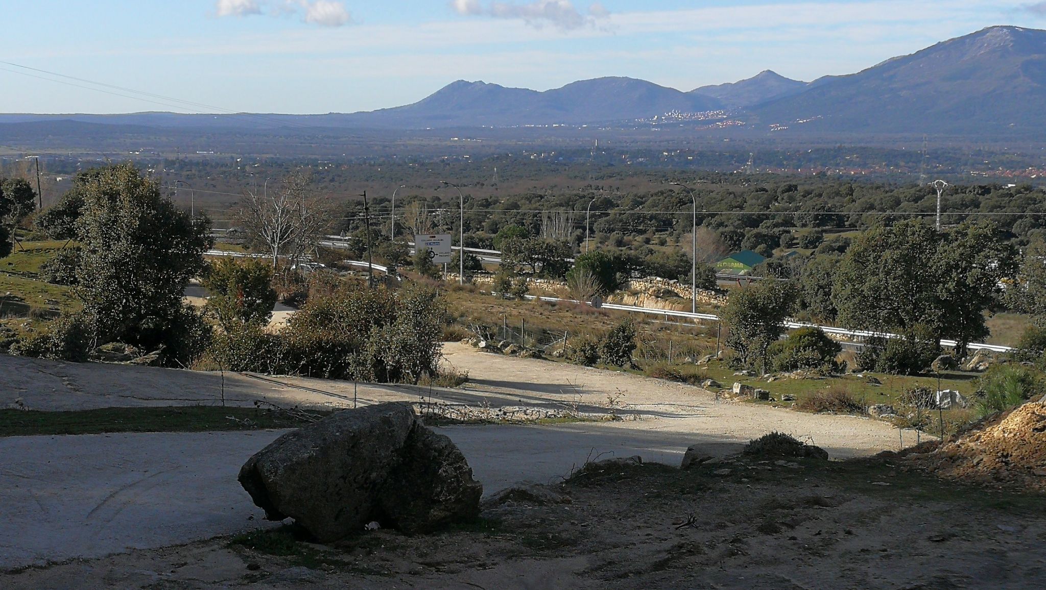 Por aquí bajamos a la glorieta de la gasolinera.