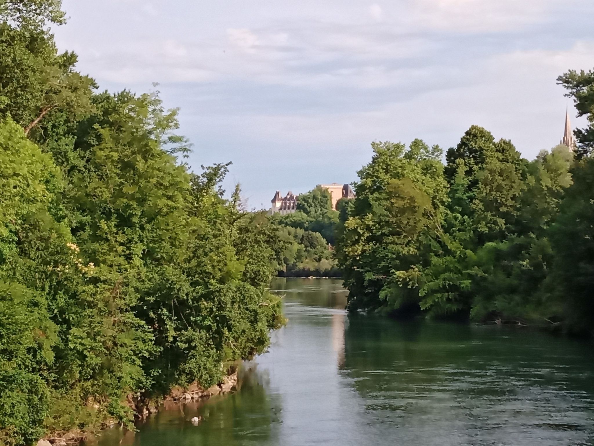 Au loin le château Henri IV