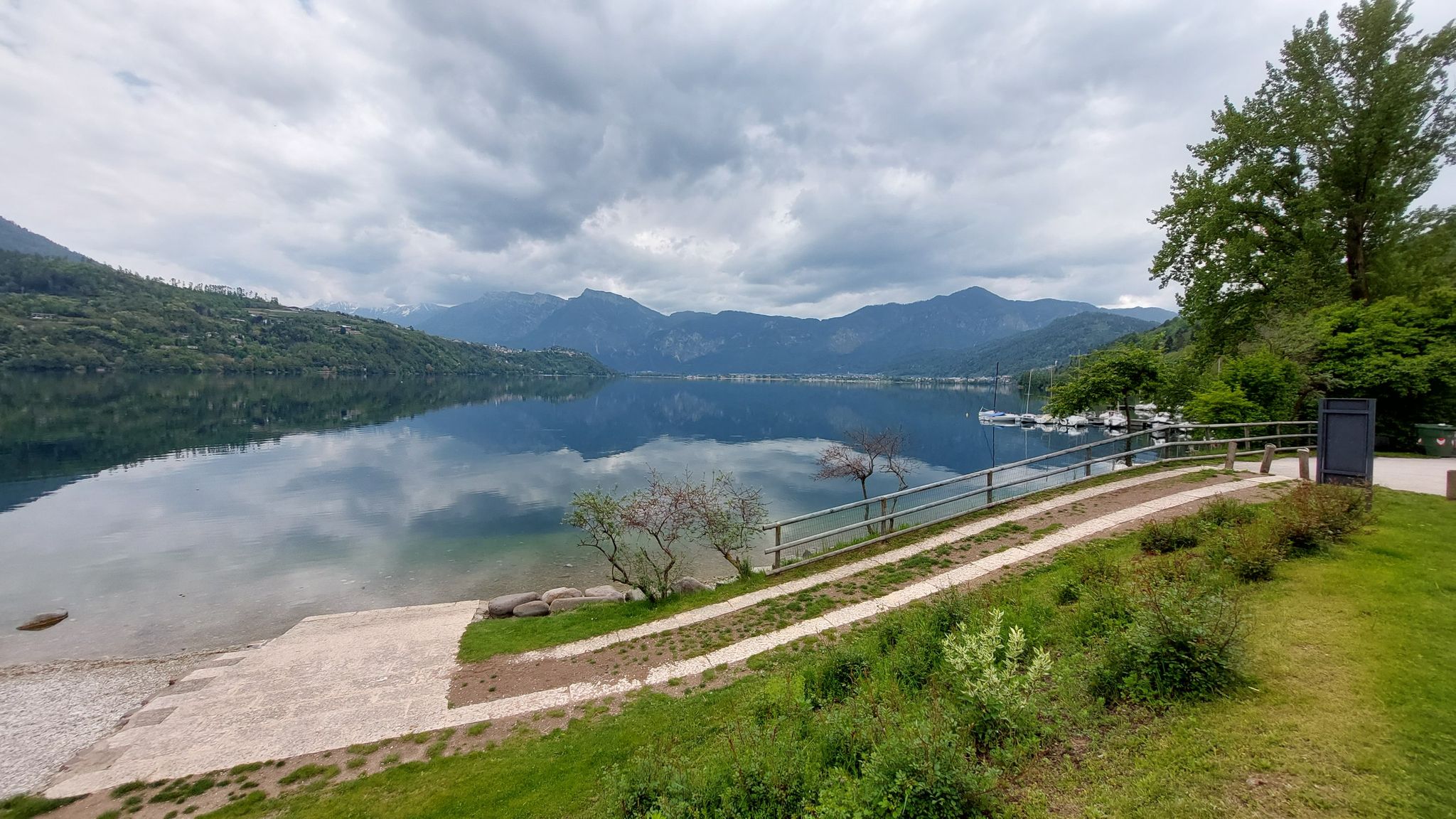 Lago di Caldonazzo dalla spiaggia del Valcanover