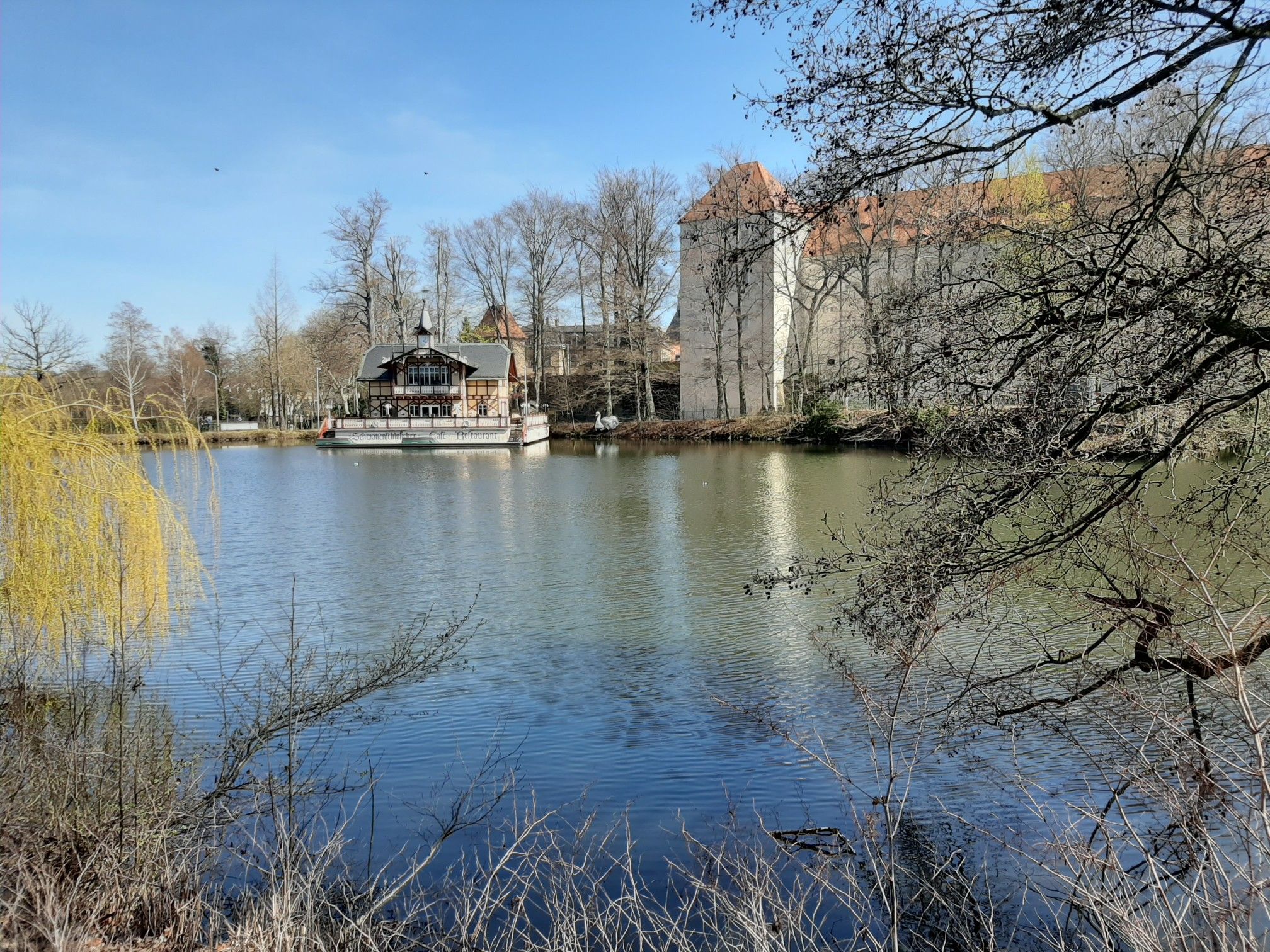 unterer Kreuzteich mit Schwanenschlößchen