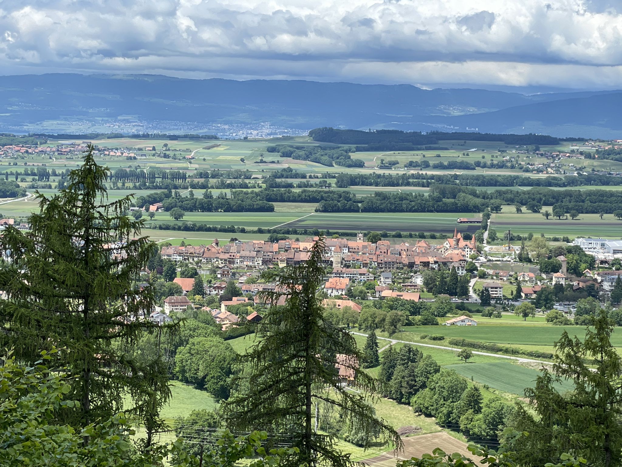 Aussichtspunkt Refugium de la Reine Berthe - Sicht auf Avenches - Broye Ebene und Jurakette