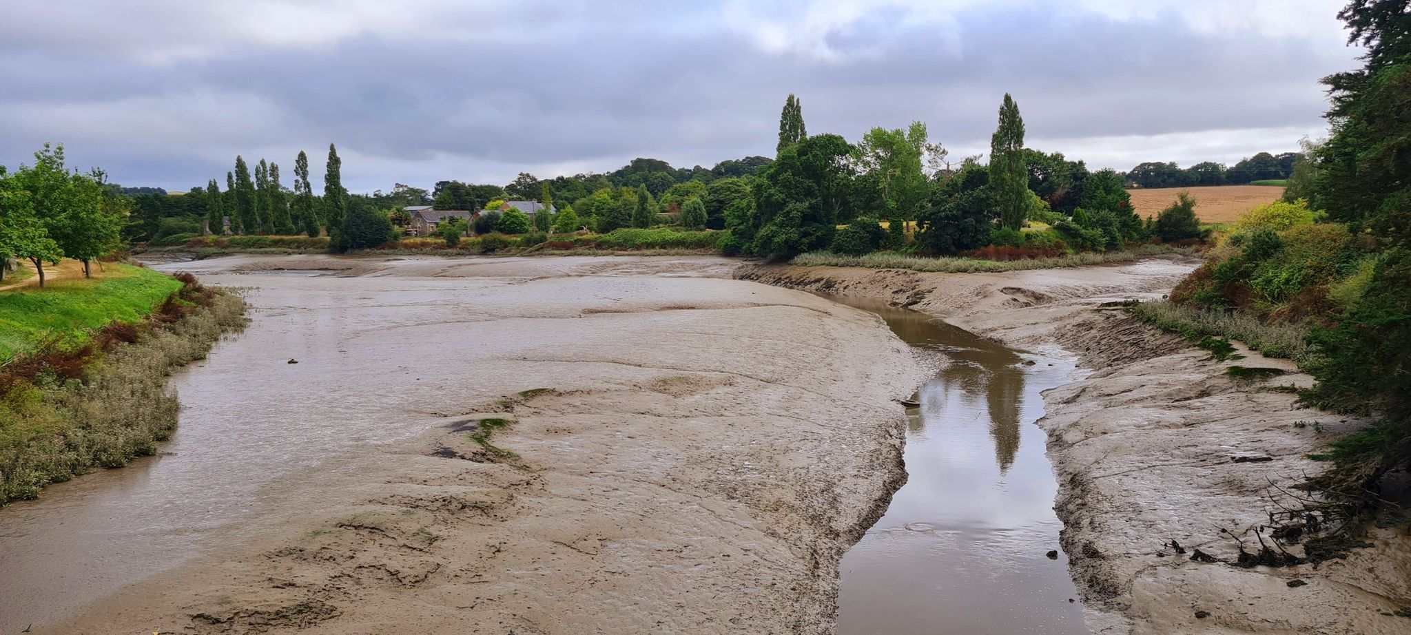 Fluss Jaudy bei Ebbe