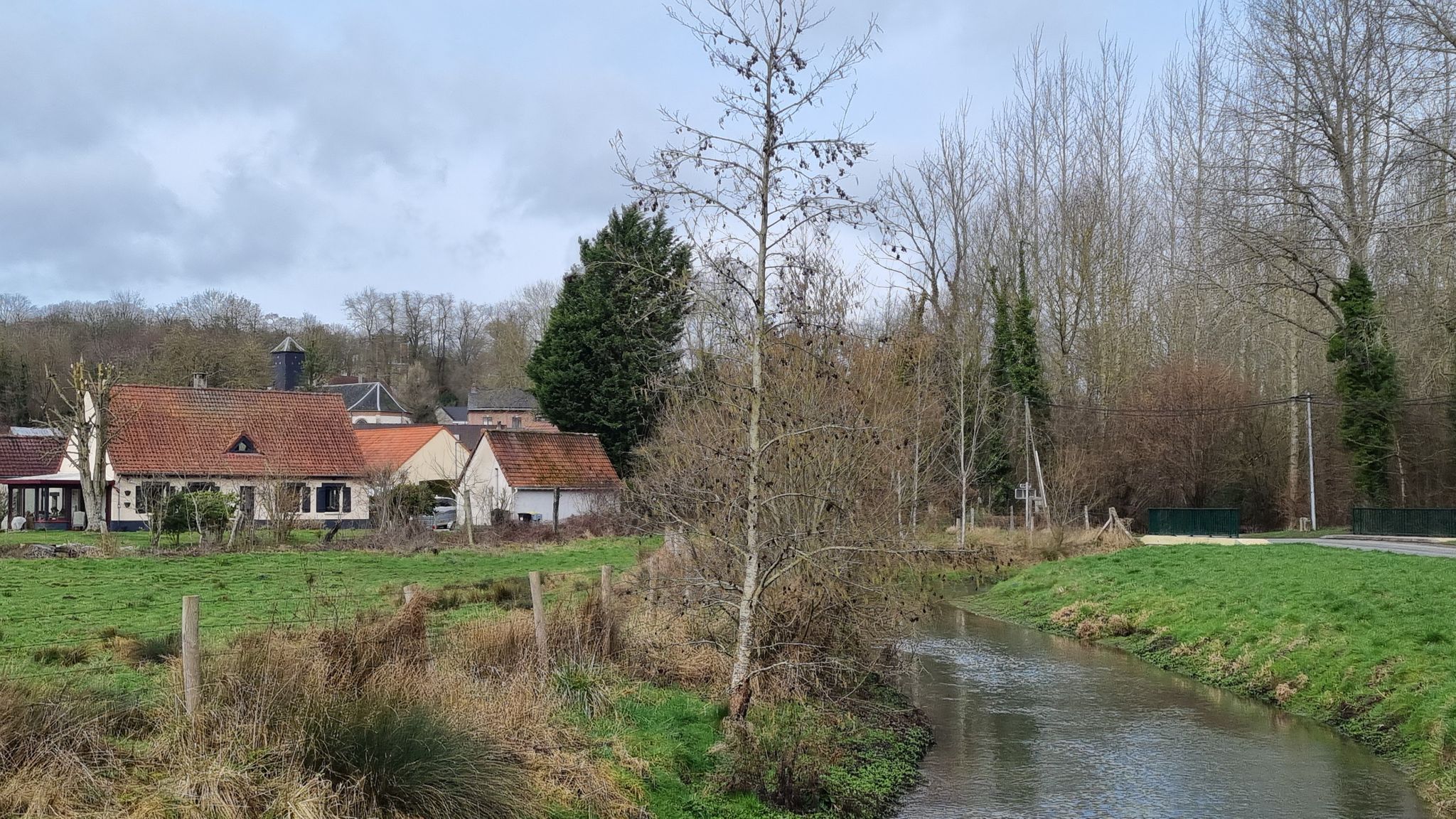 L'Hallue s'écoule paisiblement à Montigny-sur-l'Hallue / The Hallue flows peacefully through Montigny-sur-l'Hallue