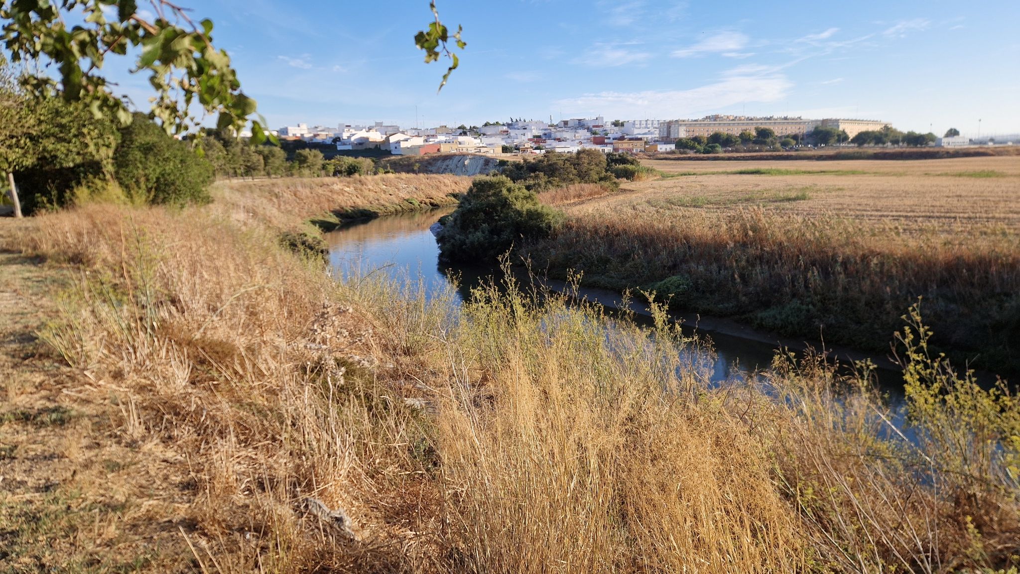 Río Iro entrando en la población de Chiclana
