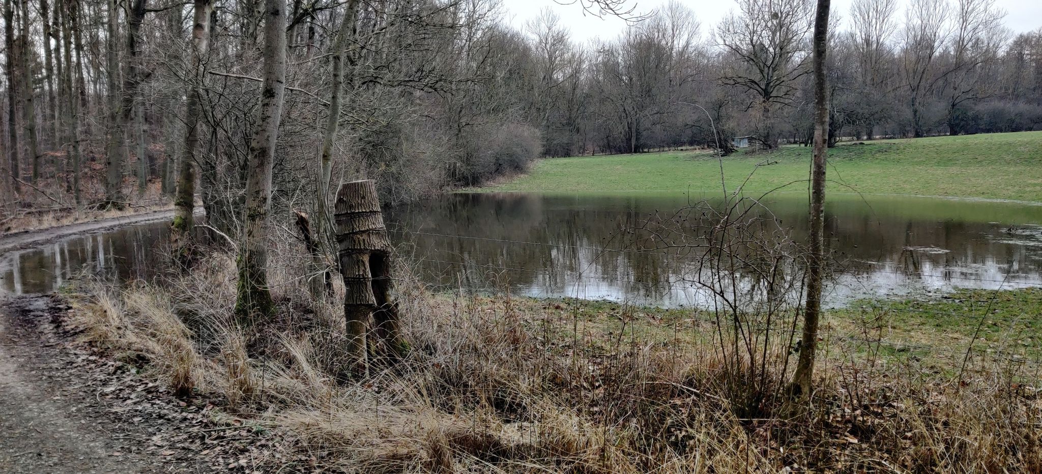 Wasserplatte am Hainhof-Wegweiser