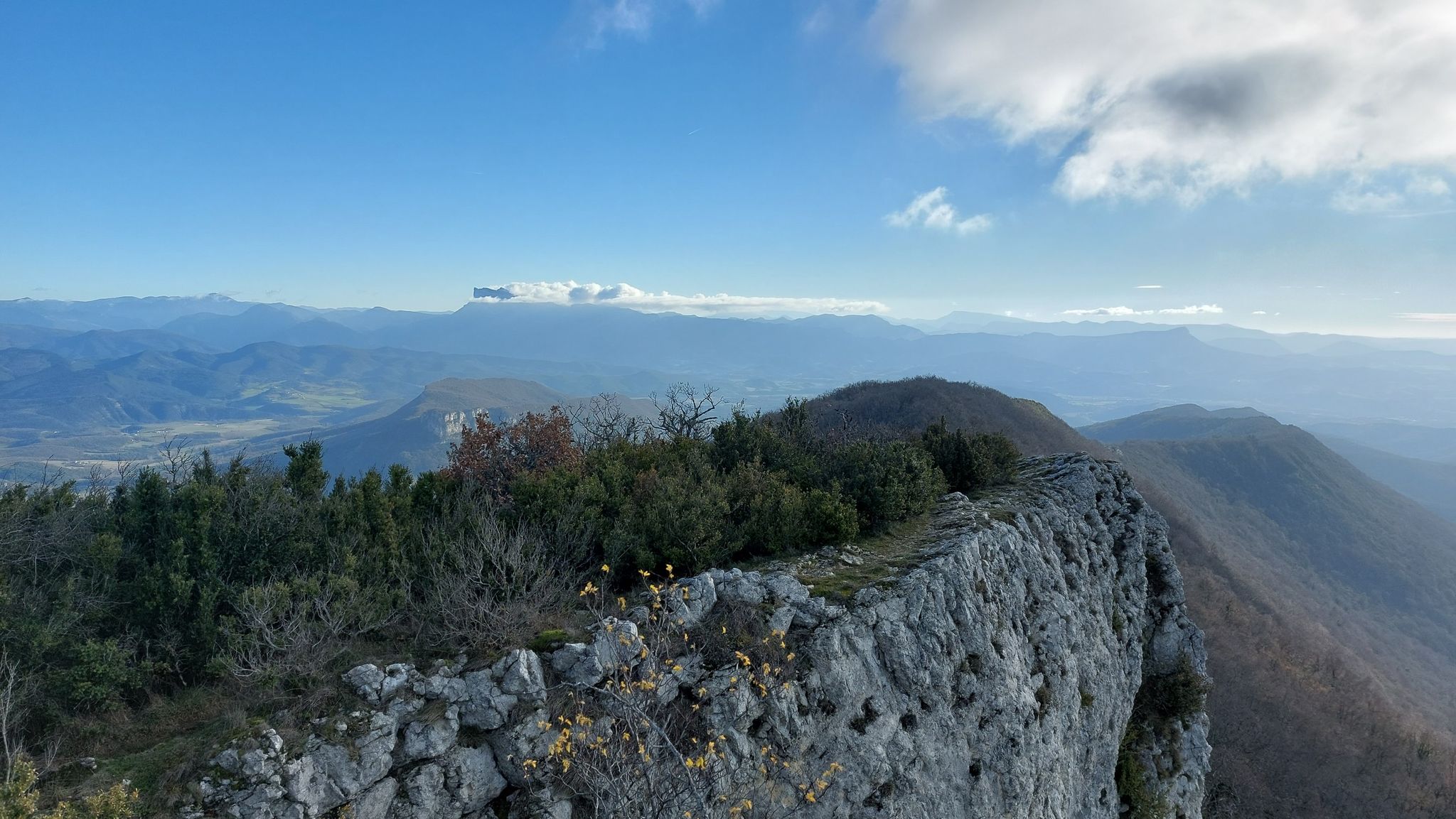 les trois becs sous les nuages