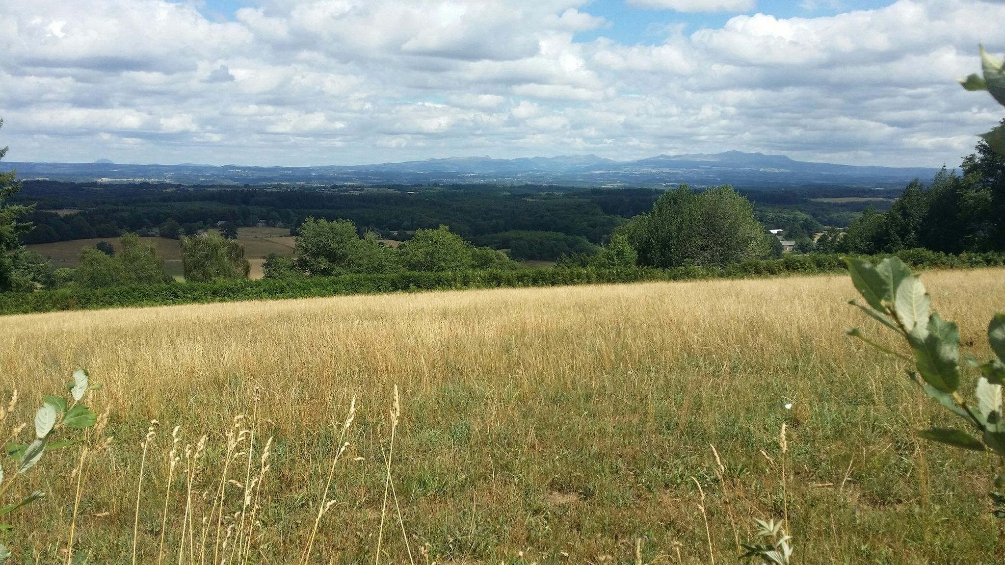 Heiter bis wolkig, ein kräftiger Wind,Stille und Blick auf die Bergkette der erloschenen Vulkane