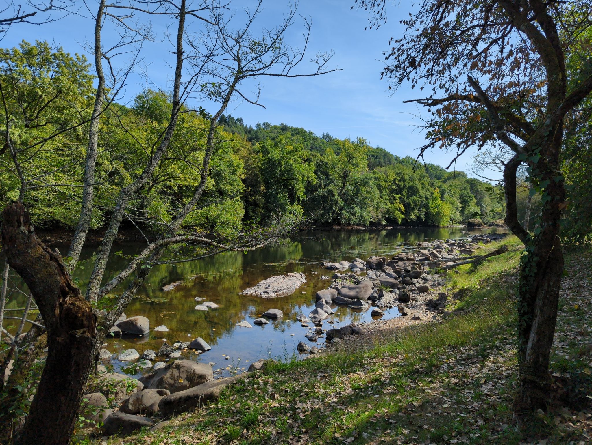 Die Dordogne vom Campingplatz Richtung Dorf