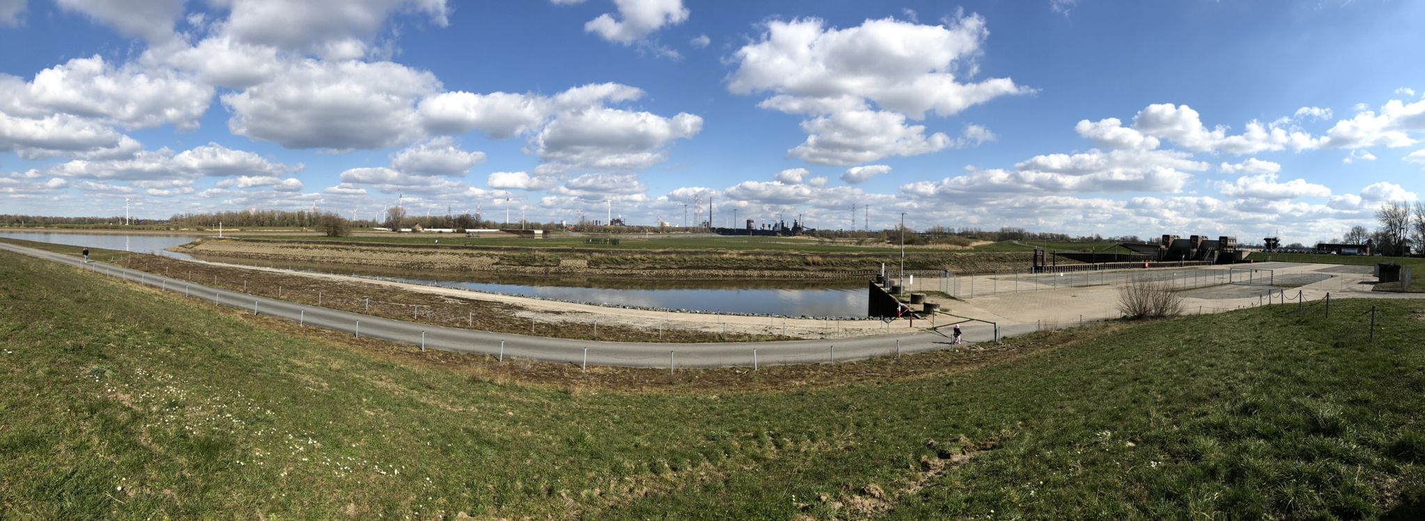Ochtum mit Blick auf das Ochtumsperrwerk (rechts) und die Wesermündung (links). Im Hintergrund: Stahlwerke Bremen