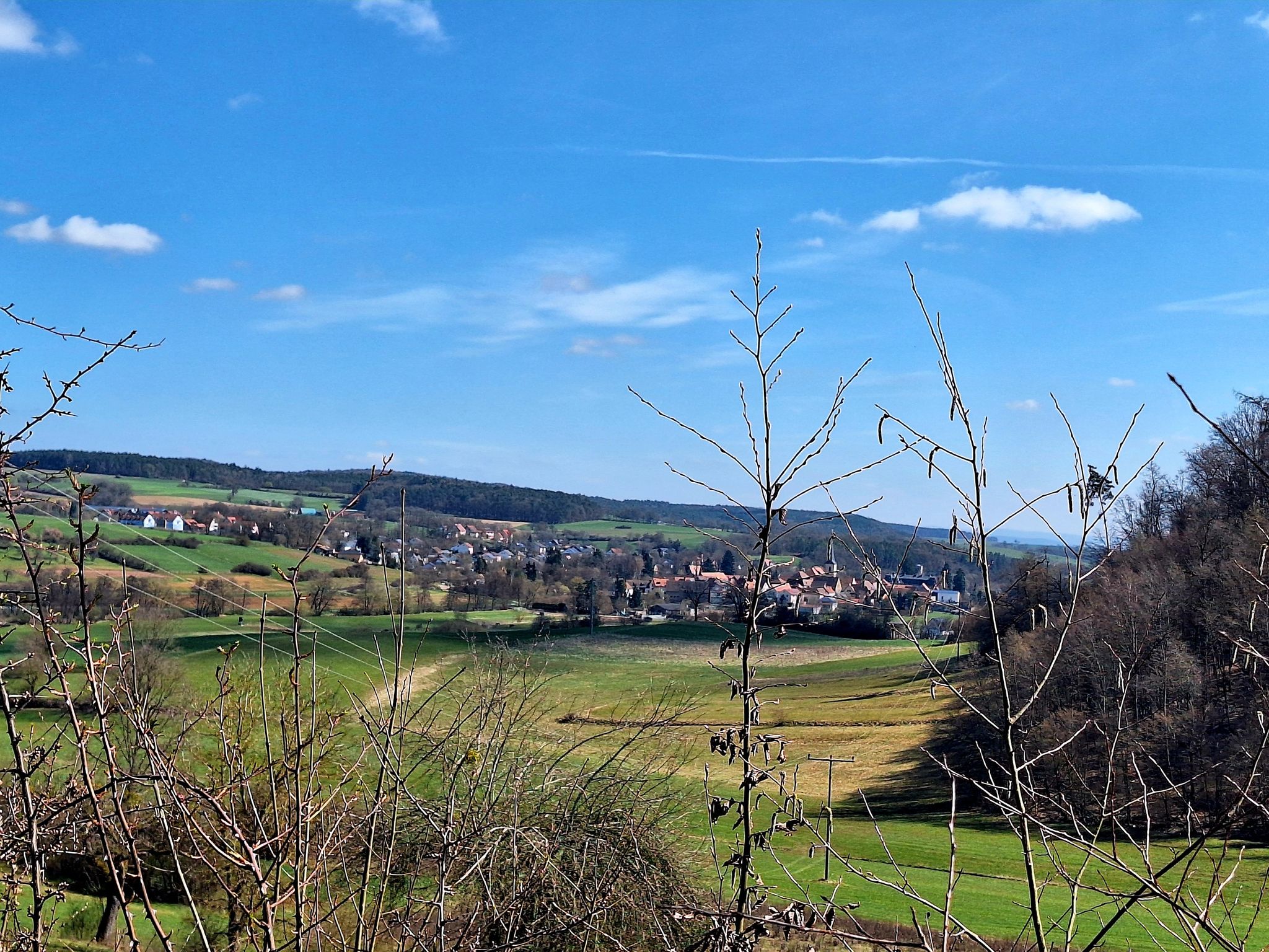 Beim Abstieg wieder schöner Blick auf Burgwindheim