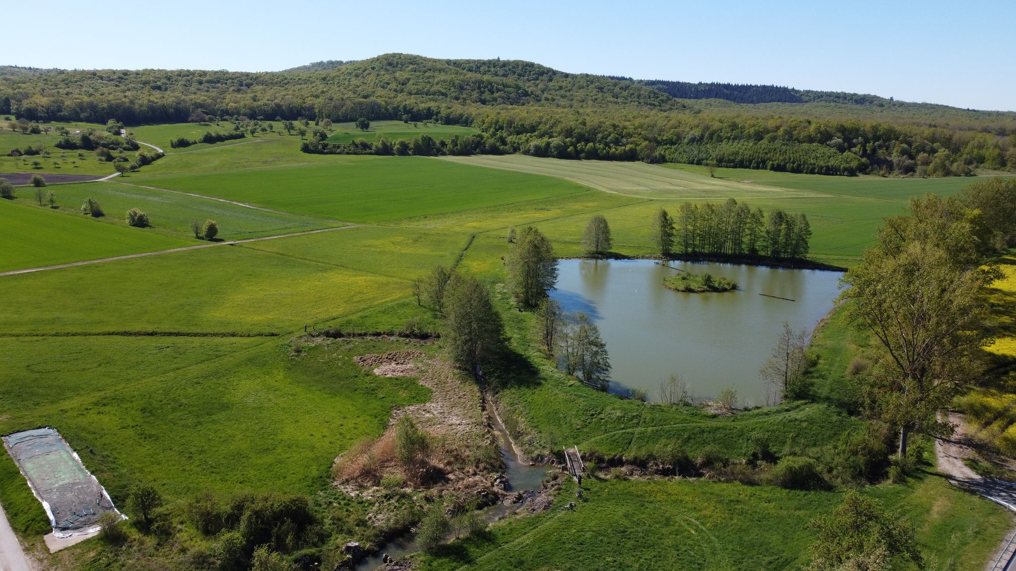 Der Hirtenbach vom Teufelsgraben kommend und der Landschaftssee Nenzenheim