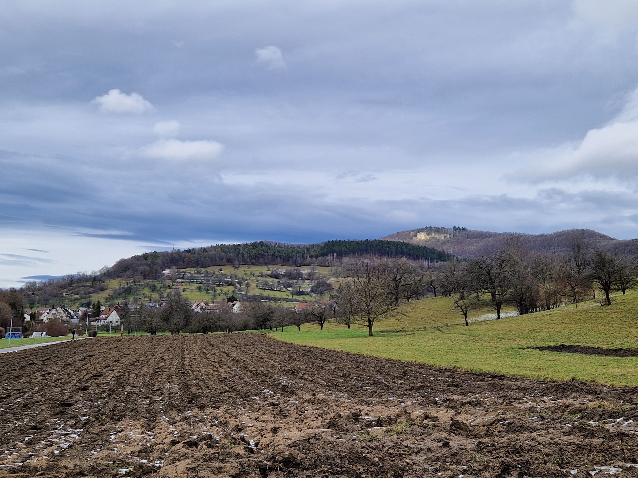 Start in Oberlenningen mit Blick zum Gelben Fels