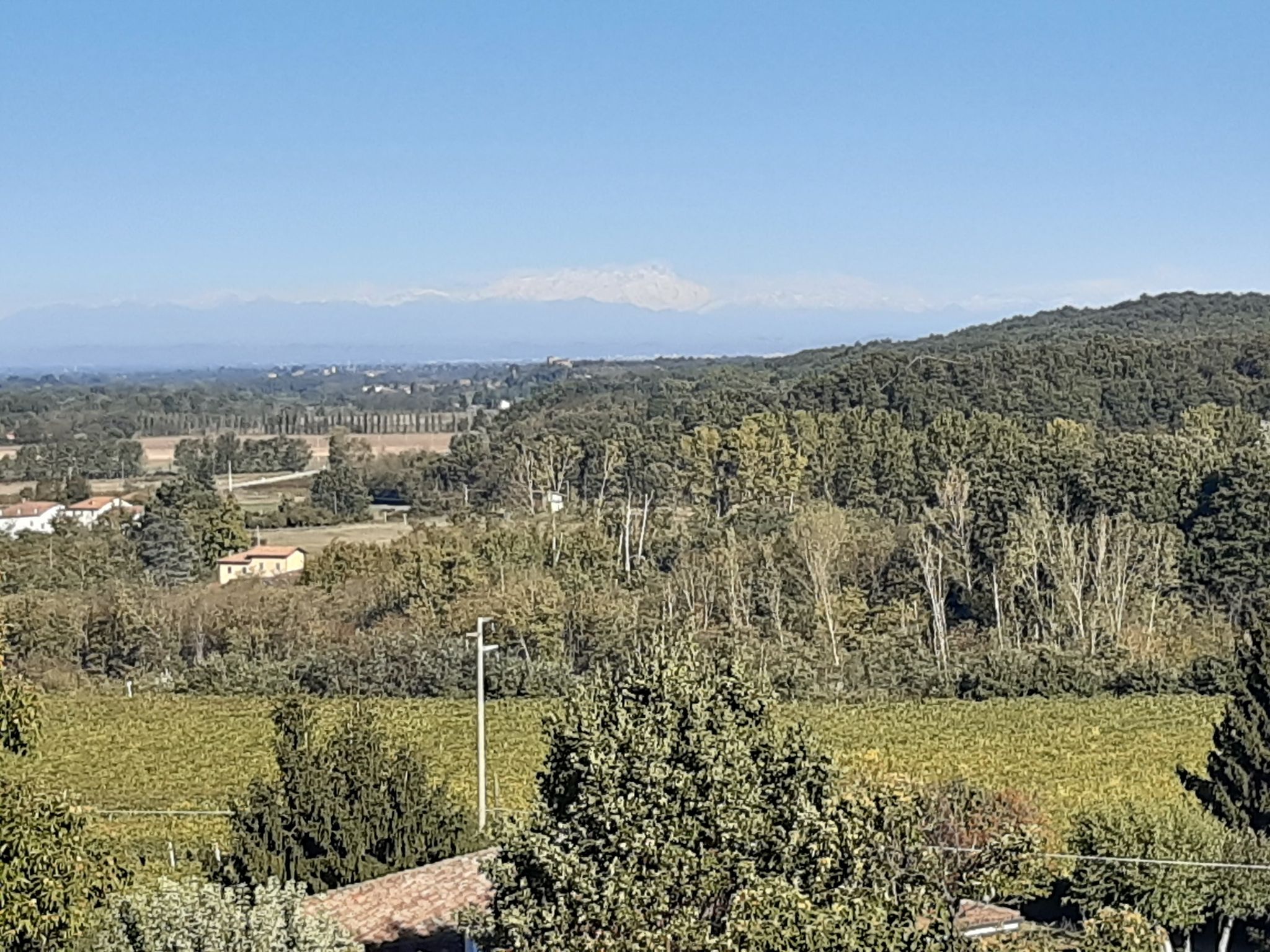 Salendo verso San Cristoforo,  le Alpi