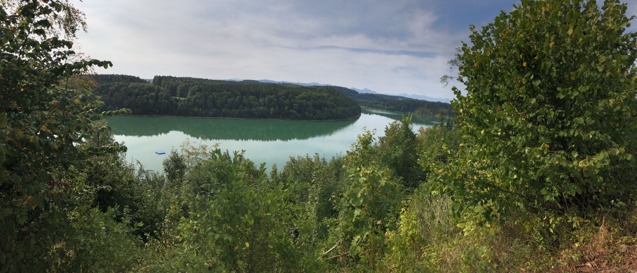 Lech mit Lechtalbrücke im Hintergrund