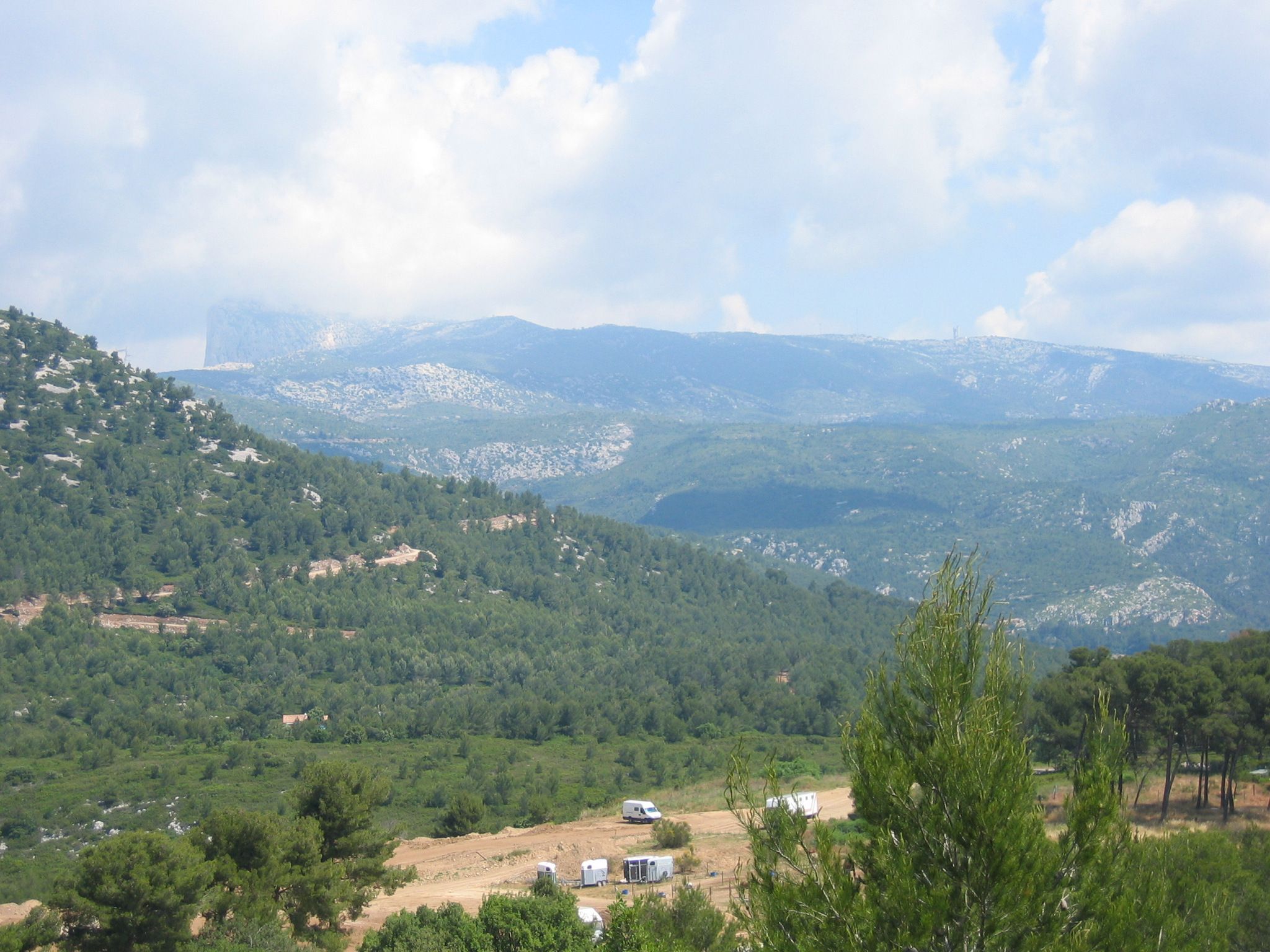 Pic de Bertagne (1043 m, links) von der D1