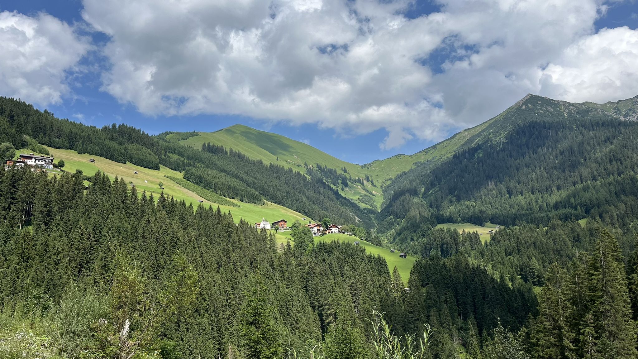 Dorf Mitteregg unter Hönig und Suwaldspitzen