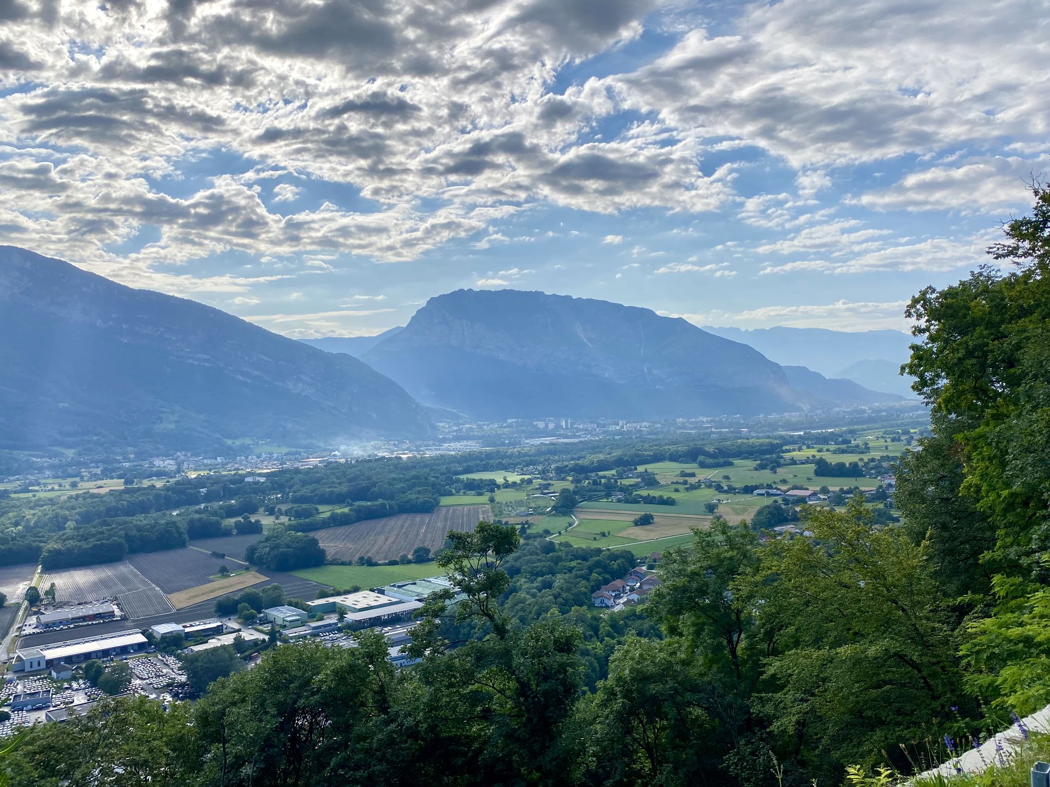 regard en arrière dans la montée vers le tunnel du Mortier
