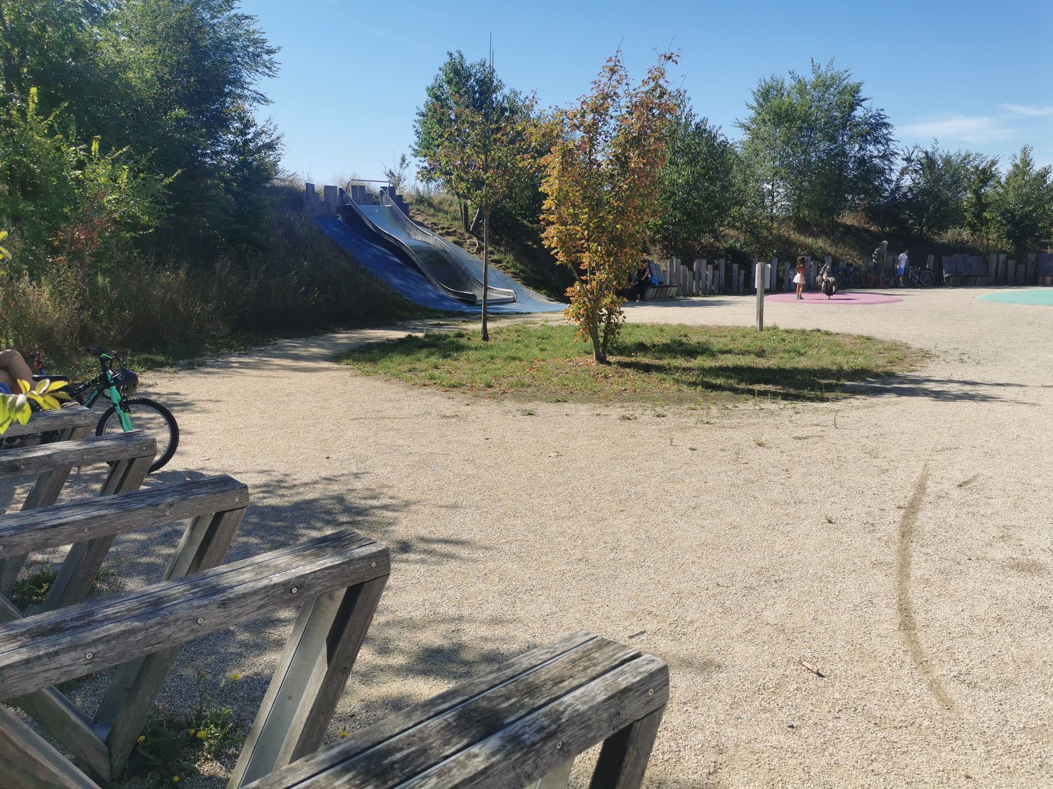 Jeux pour enfants, bancs pour les adultes