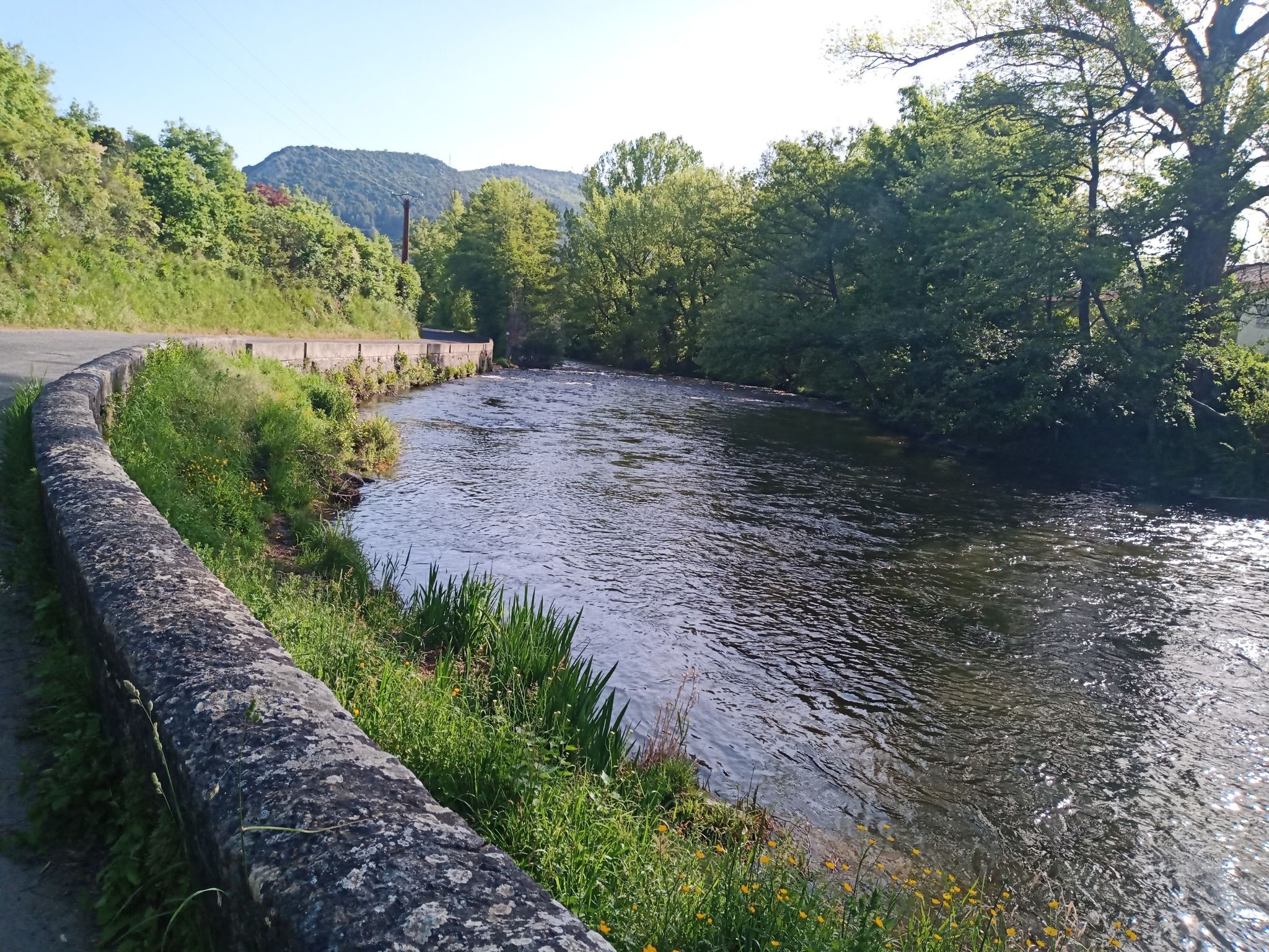 Au loin la rivière