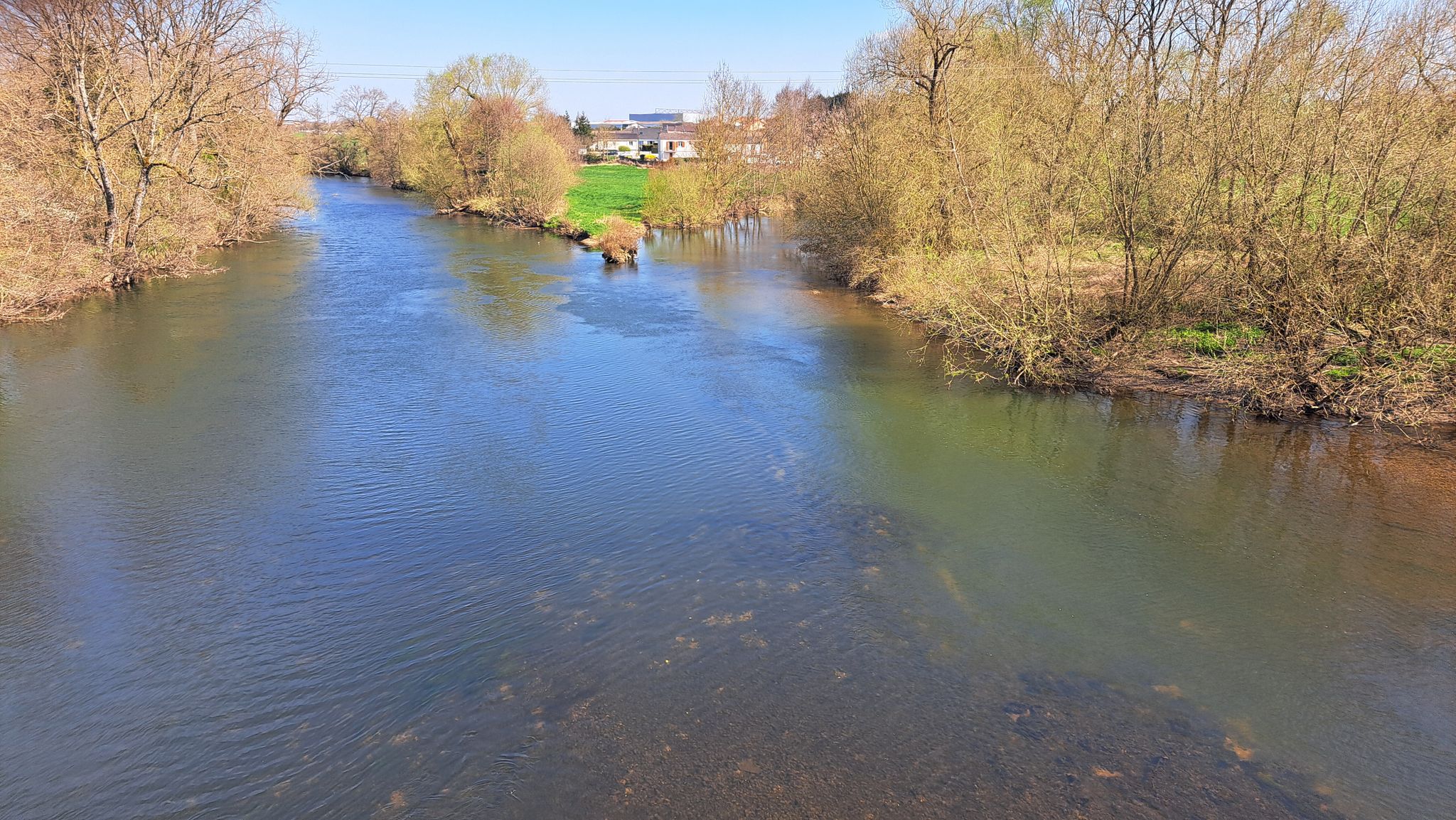 Confluence de la Mortagne, à droite, avec la Meurthe à gauche.