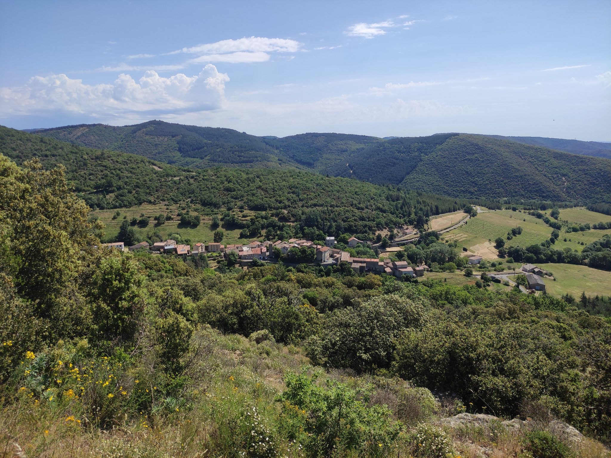 Vue sur le petit village de Cassagnoles