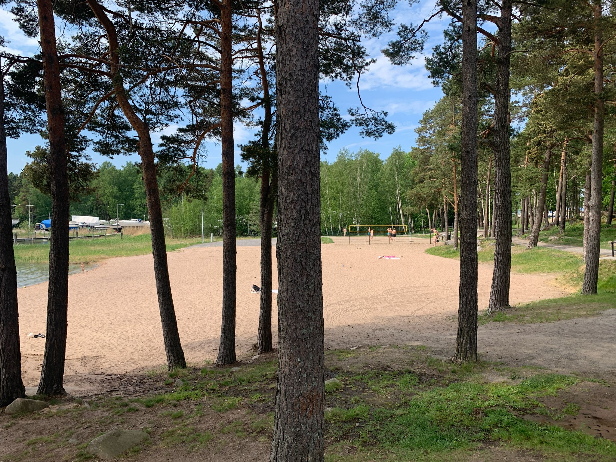 Herlicher Strand von Raisio mit Umkleide, Dusche, Bar, Beachvolleyfeld und Sandstrand