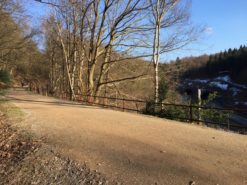 Blick von der Sambatrasse auf die Tunnenröhren der Burgholztunnels Richtung Ronsdorf