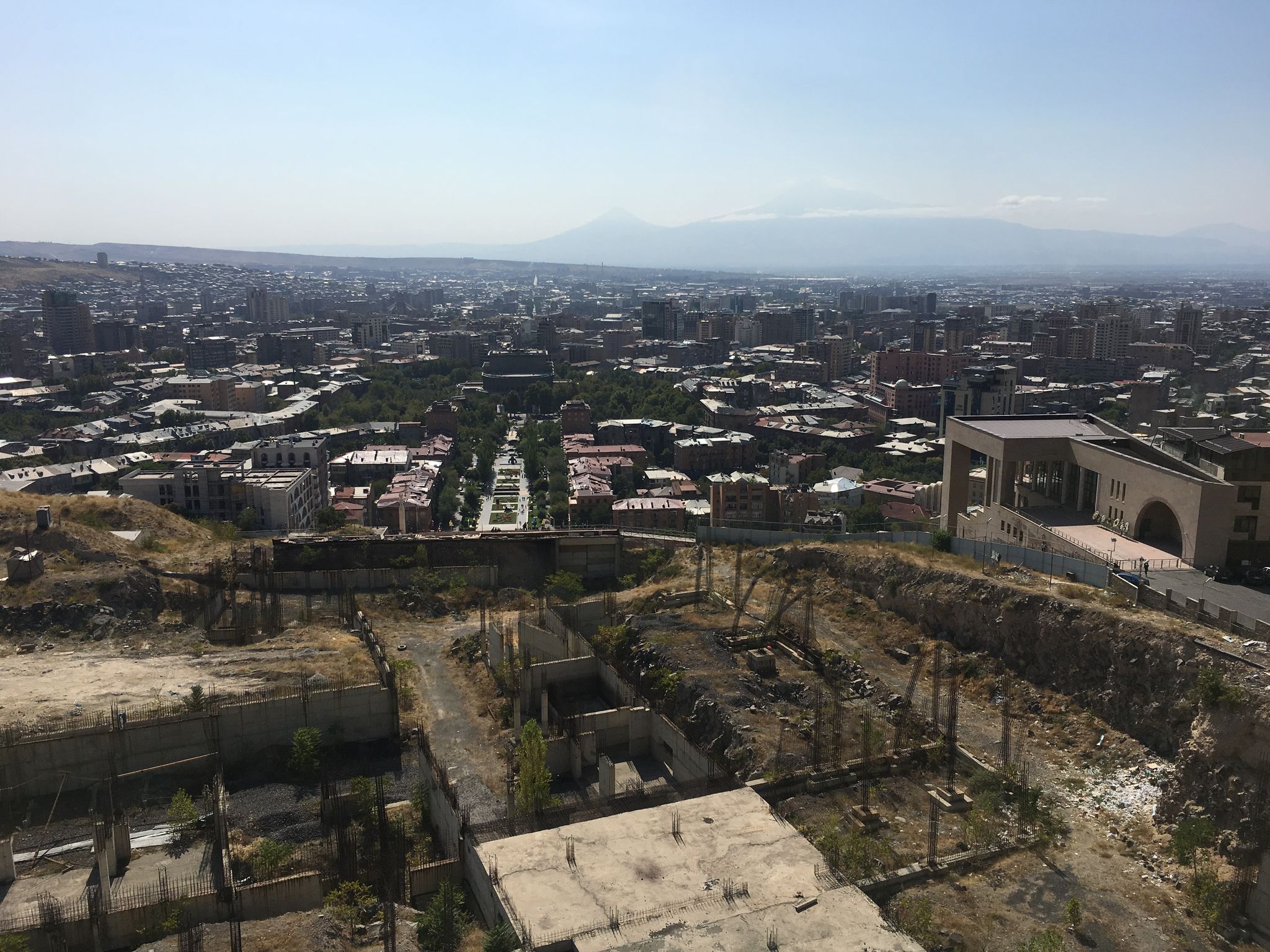 Blick auf Eriwan - Hintergrund Ararat kaum zu sehen - rechts Villa Aznavour