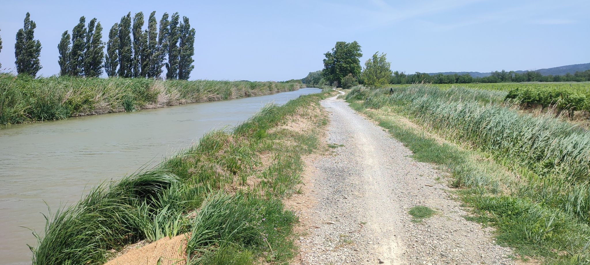 EV8 am Kanal entlang