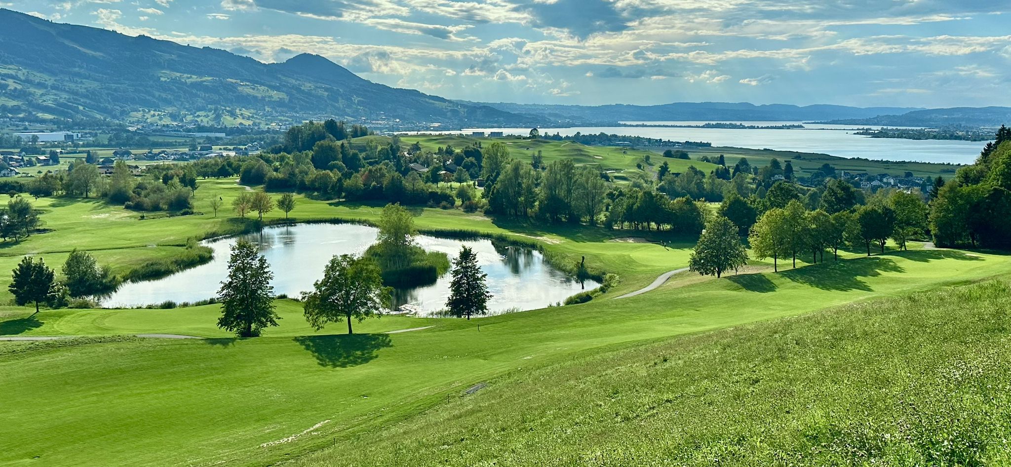 Golfpark und in Hintergrund: Zürisee