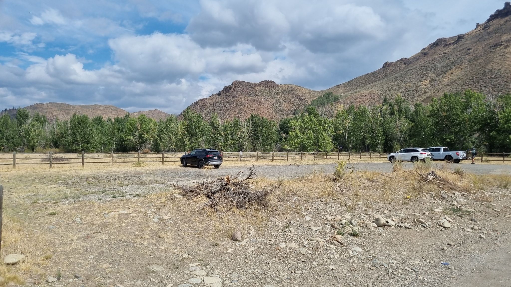 Trailhead ample parking