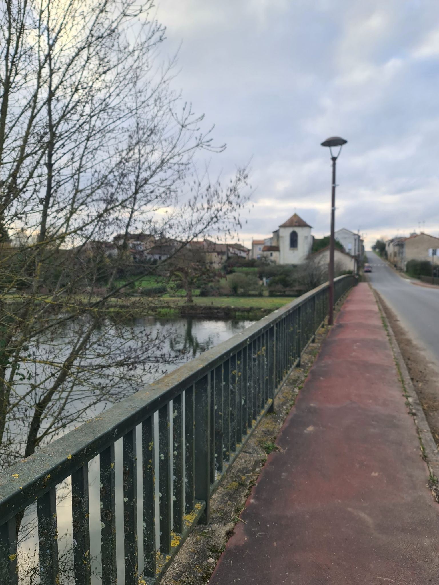 La charente et l'eglise saint saturnin.