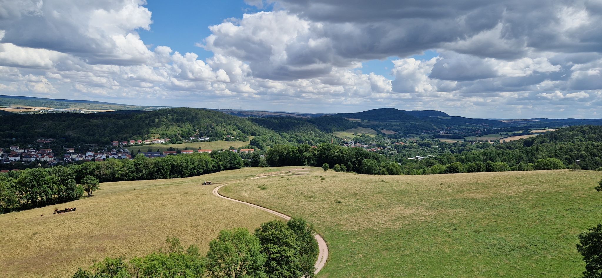 Hinter den Windmühlen ist der Hainichl