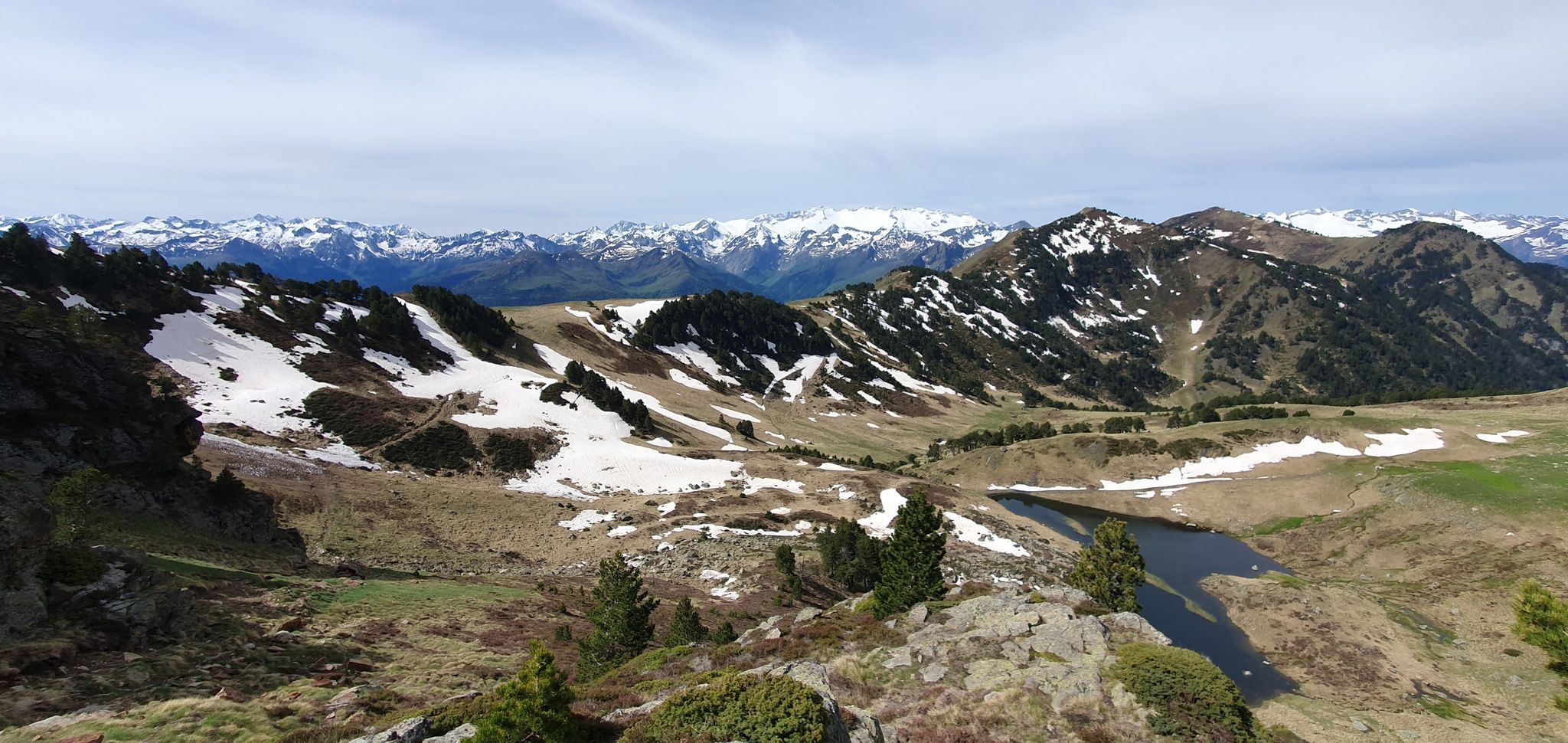 Etang Long de Vilamos, Tuc de Sacauva à droite, Massif de la Maladeta au fond