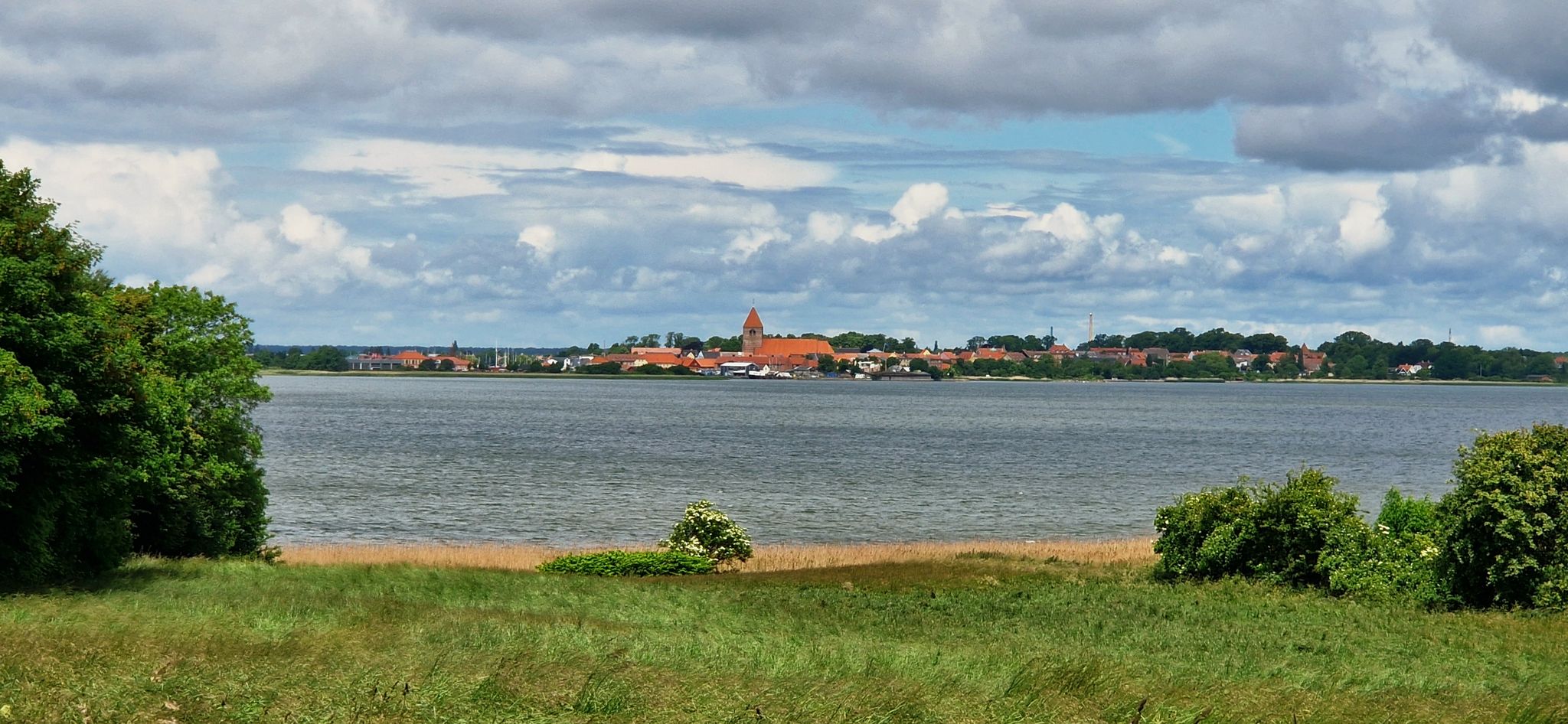 Blick auf Stege über die Lagune Stege Nor