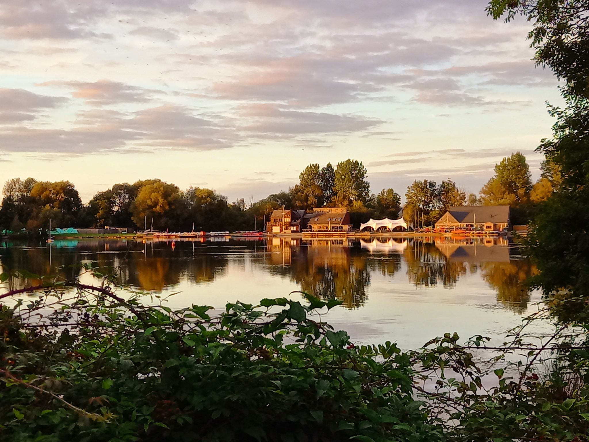 Abendstimmung in den Cotswolds Water Park 😍. Einer von insgesamt 170 Seen in dieser Region