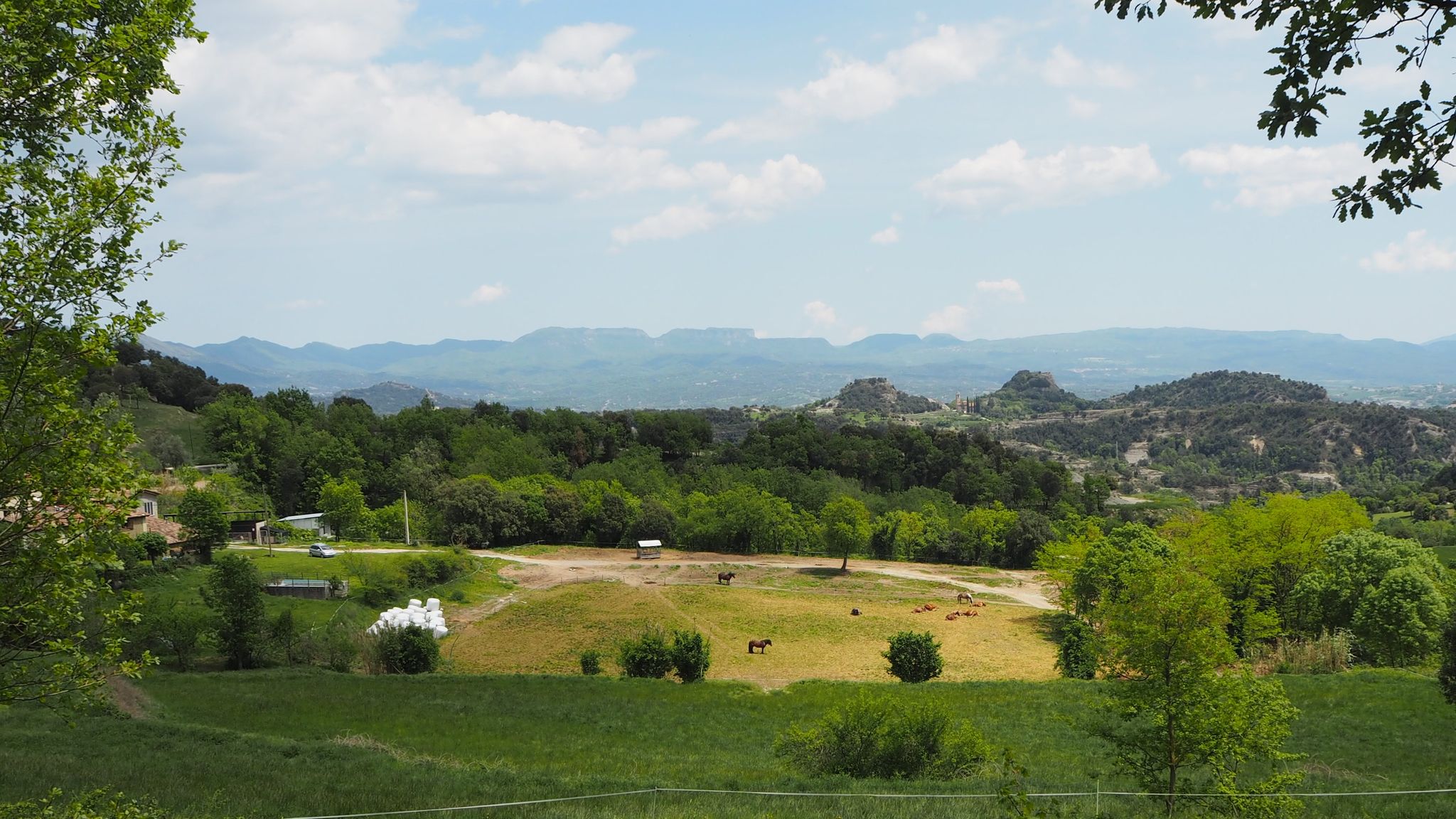 la Casa de Vilanova, en primer terme, Orís al mig de la imatge, Cabrera i Aiats al fons.