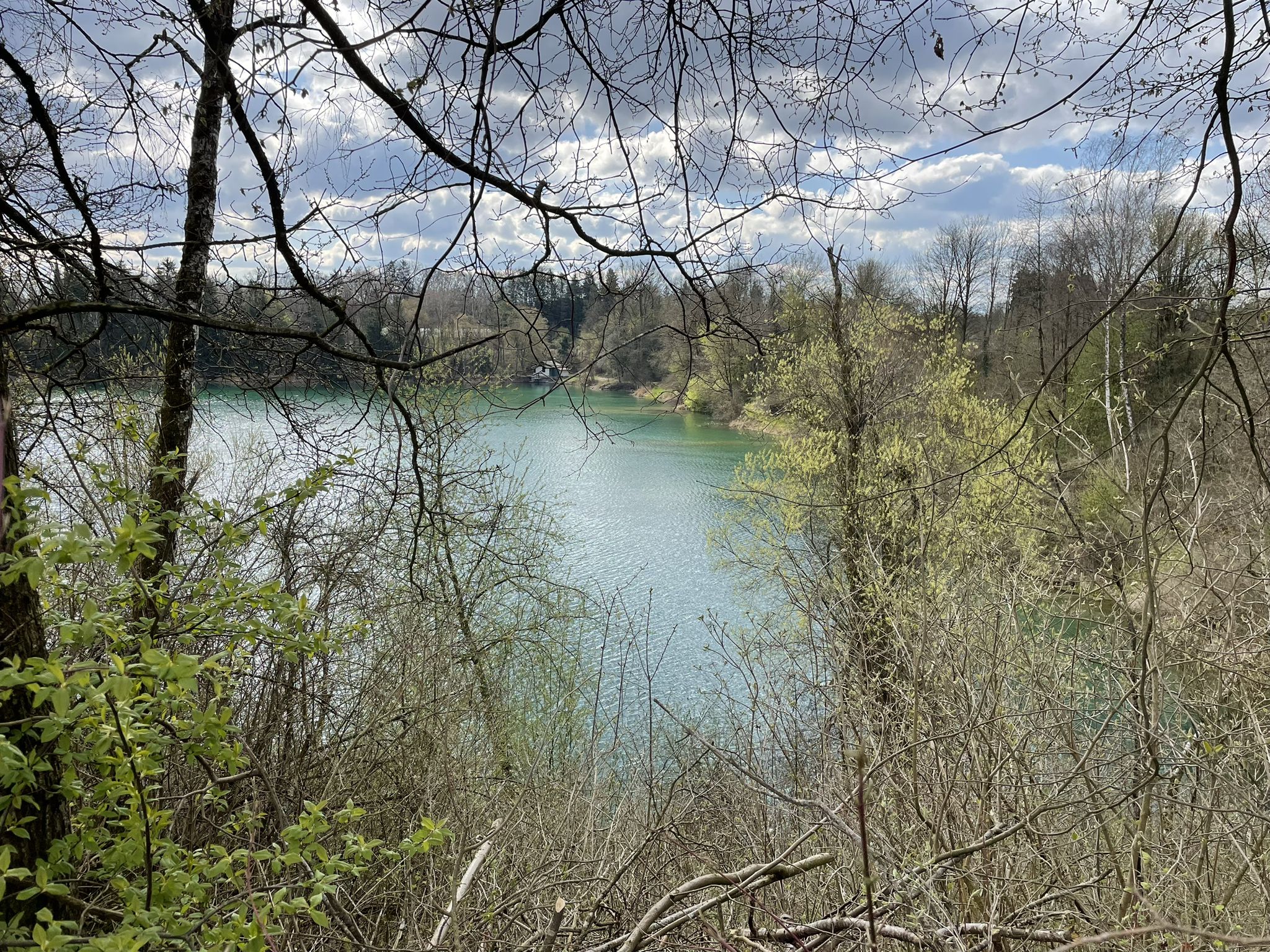 Blick hinunter auf den See und zur Fischerhütte