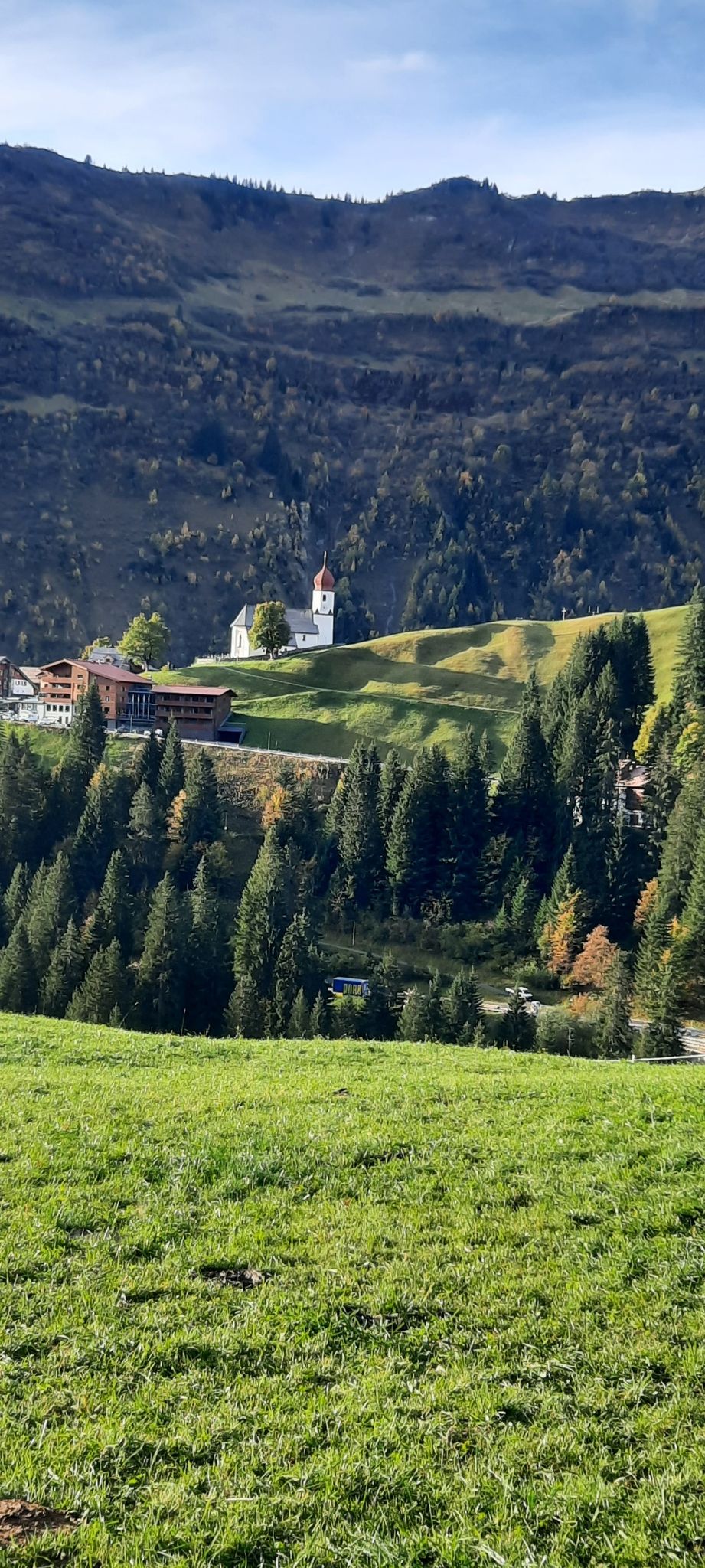 Wanderstart bei der Talstation des "Uga Express" mit Blick zur Damülser Kirche