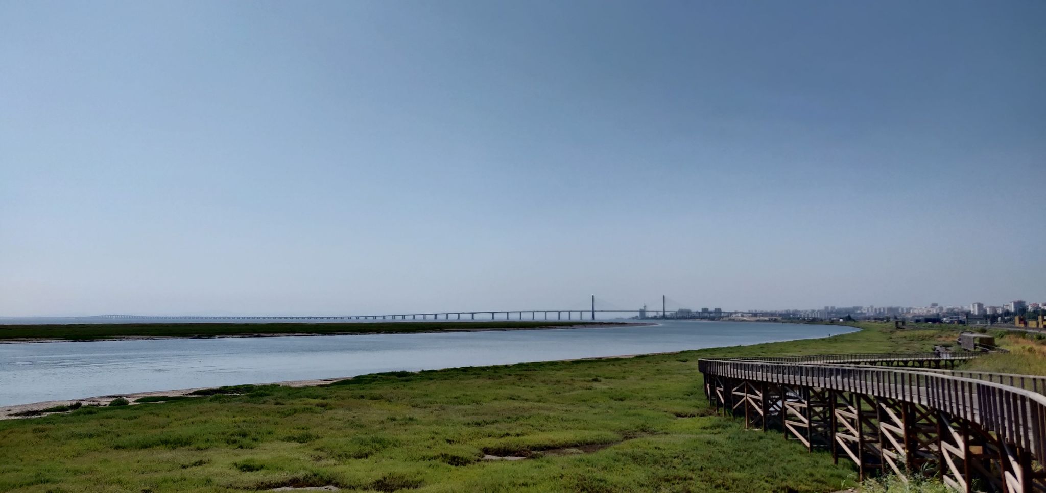 Pelo Passadiço com a Ponte Vasco da Gama no horizonte