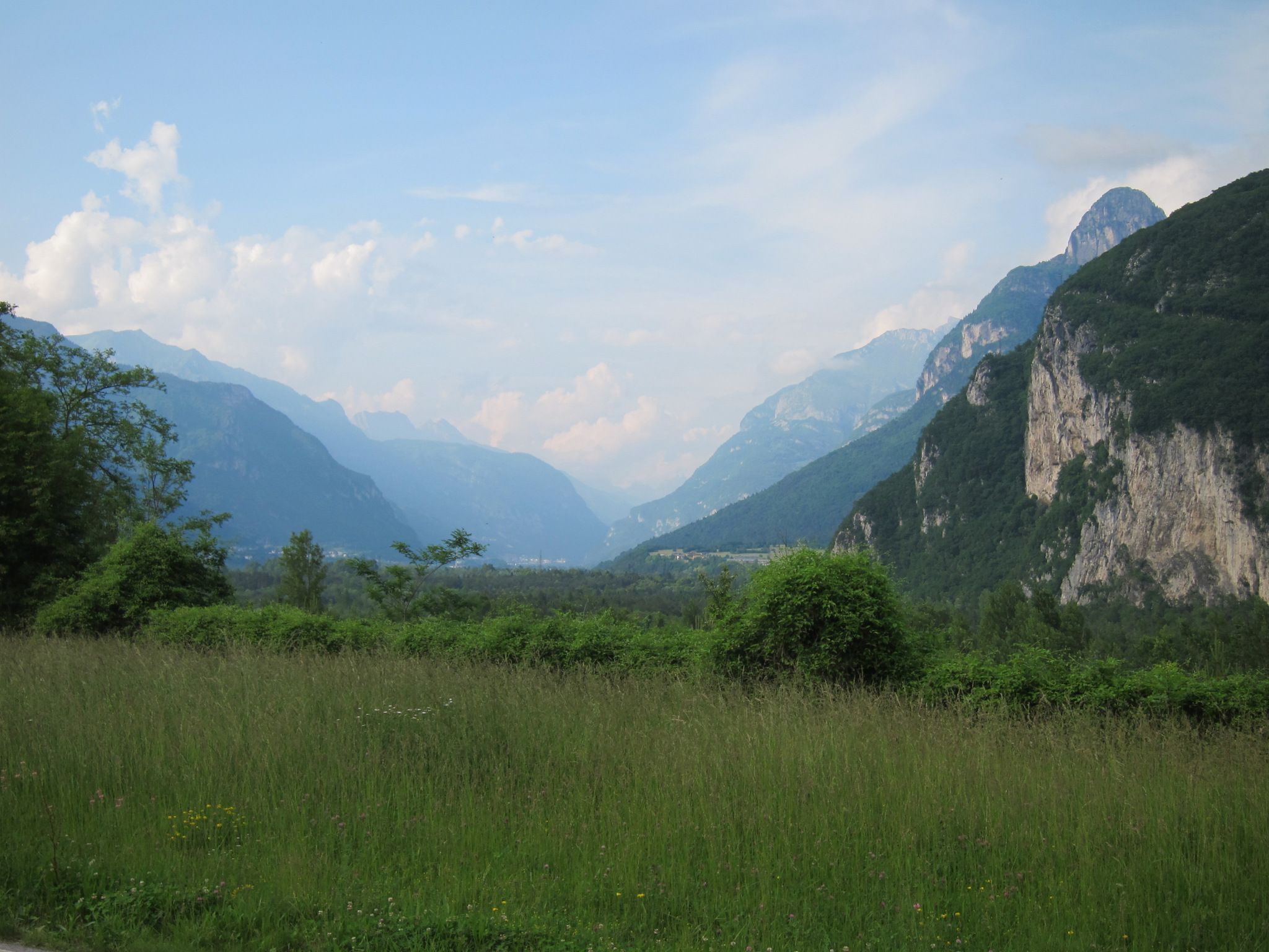 Blick von Ponte nelle Alpi ins Piave-Tal