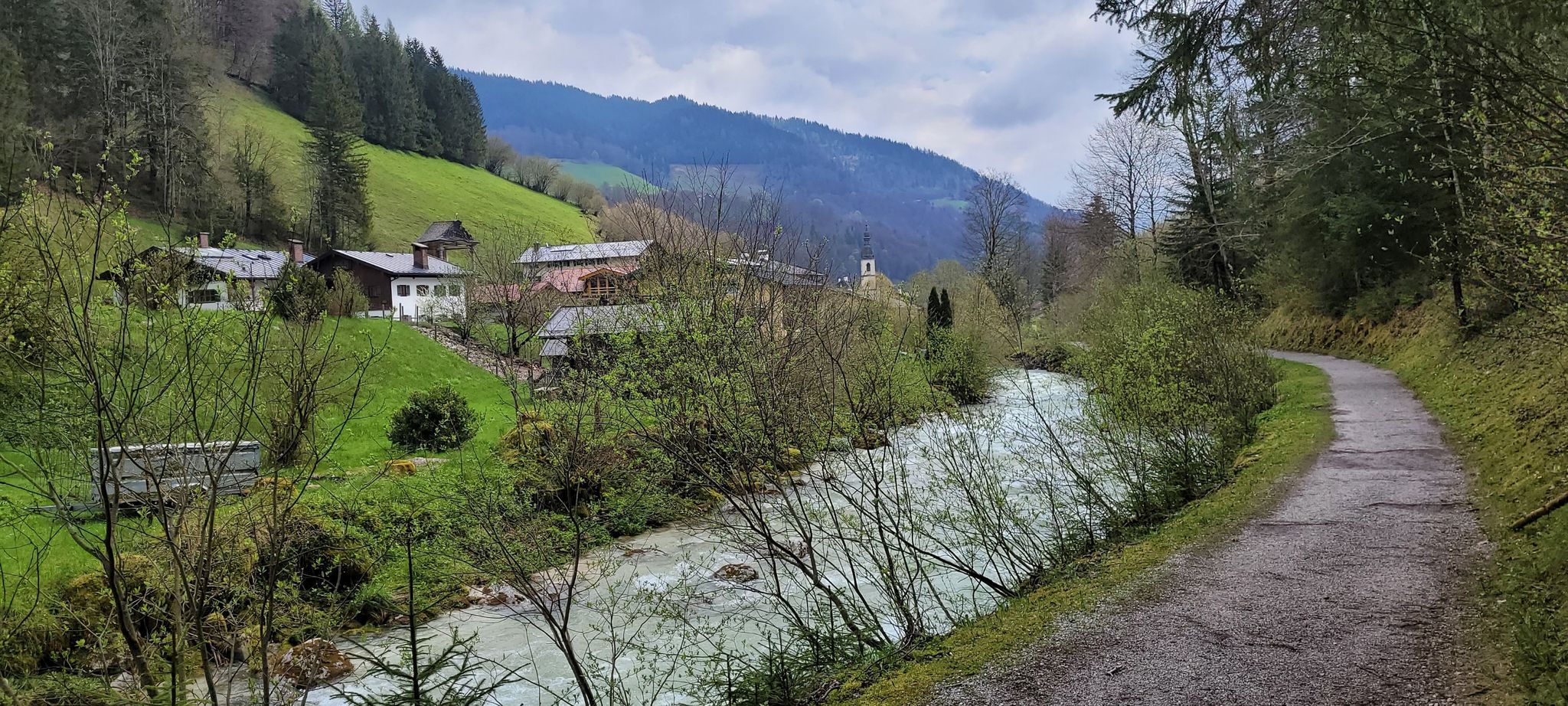 Auf dem Fußgänger Weg nach Ramsau