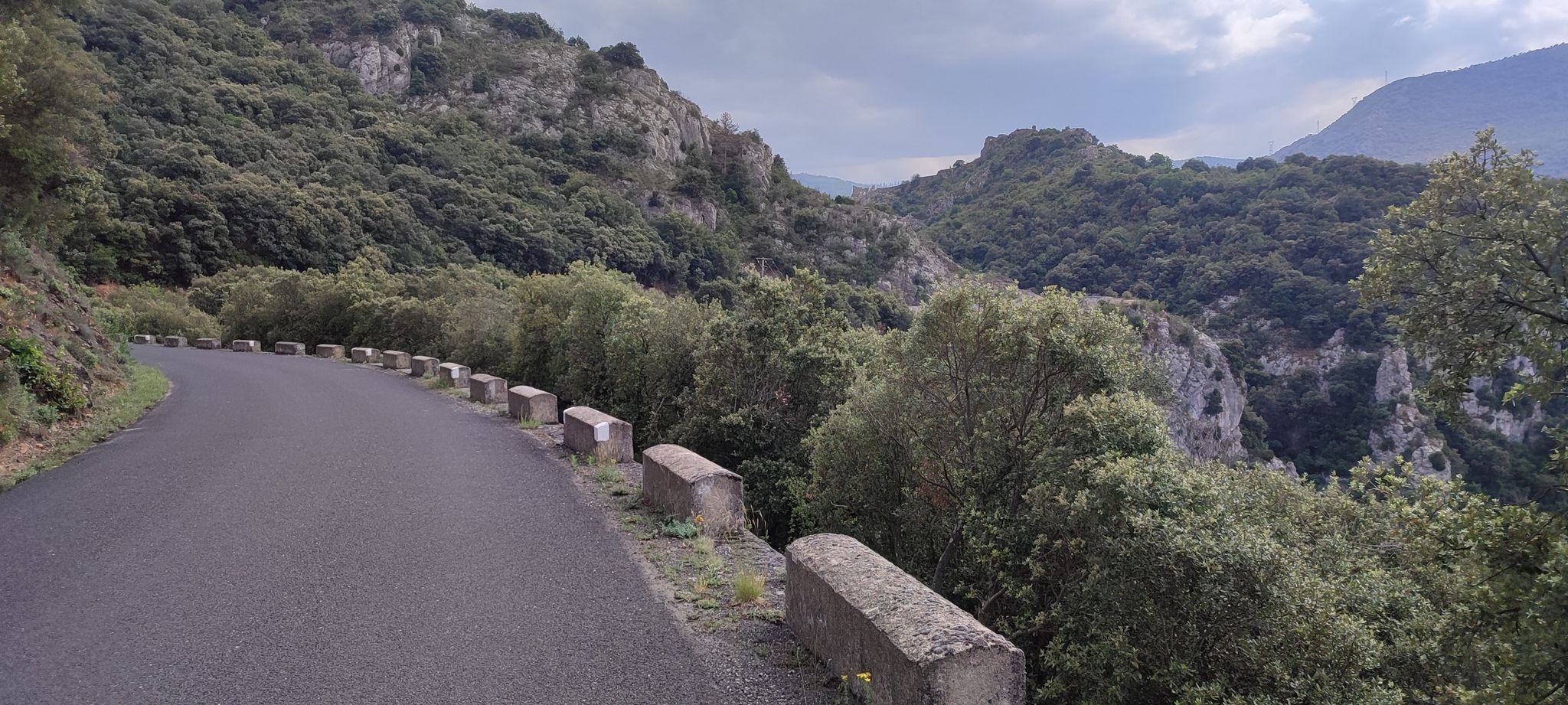 Anstieg nach Fenouillet, Felsen und Burgen