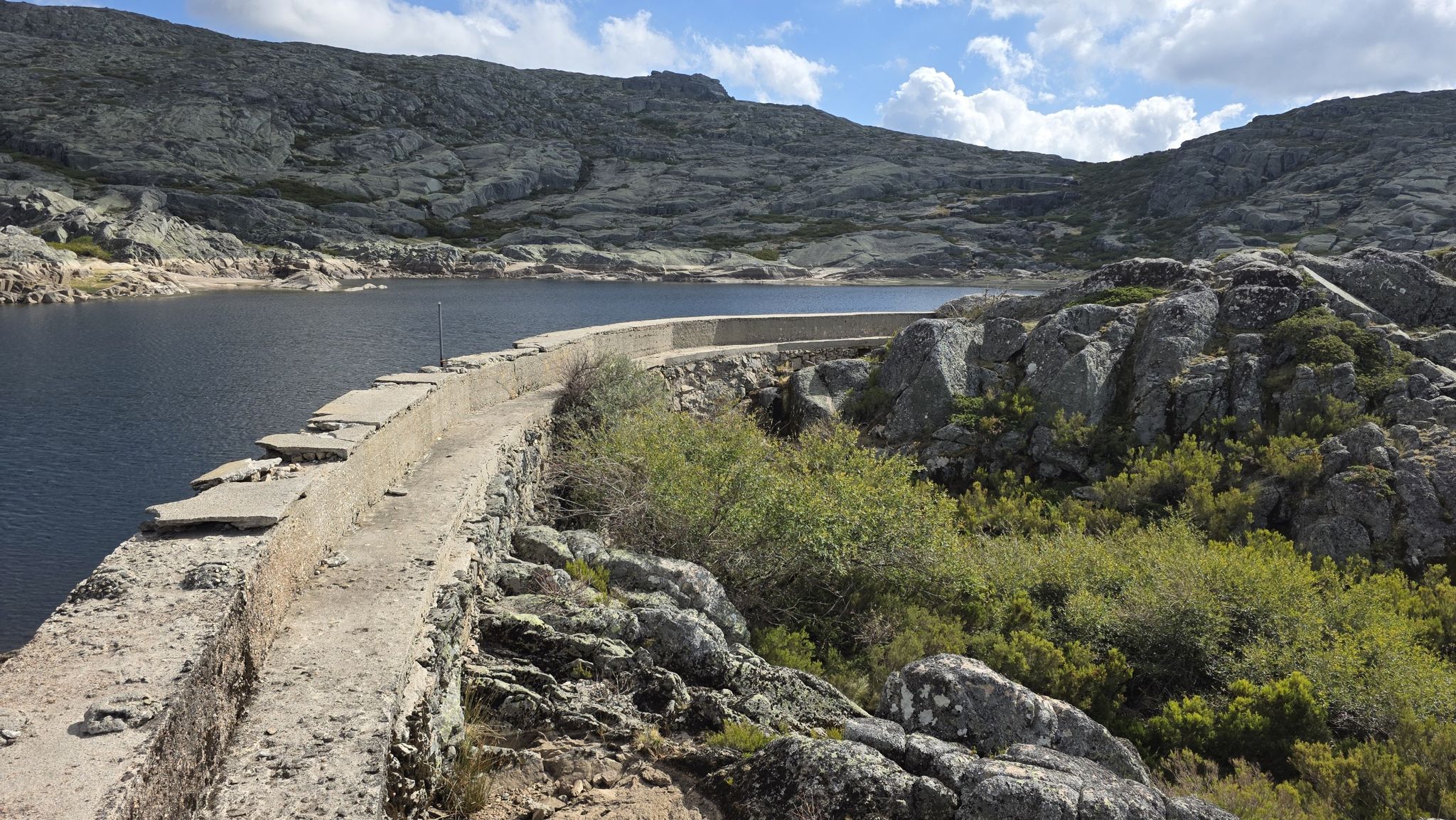 Wanderweg über die Staumauer