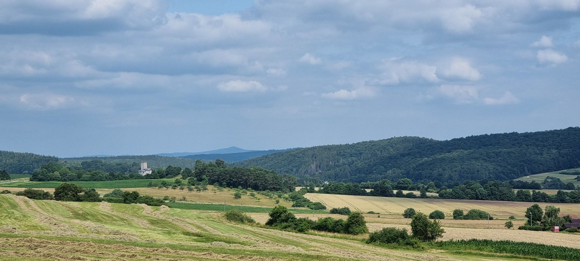 Burg Kerpen - im Hintergrund die Hohe Acht