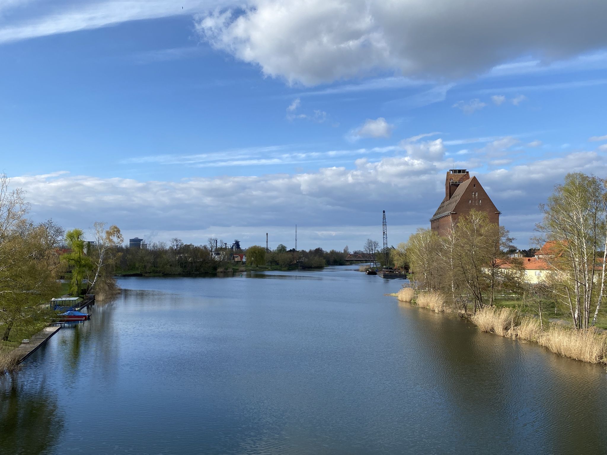 Oder-Spree-Kanal mit Getreidesilo und Stahlwerk im Hintergrund. 