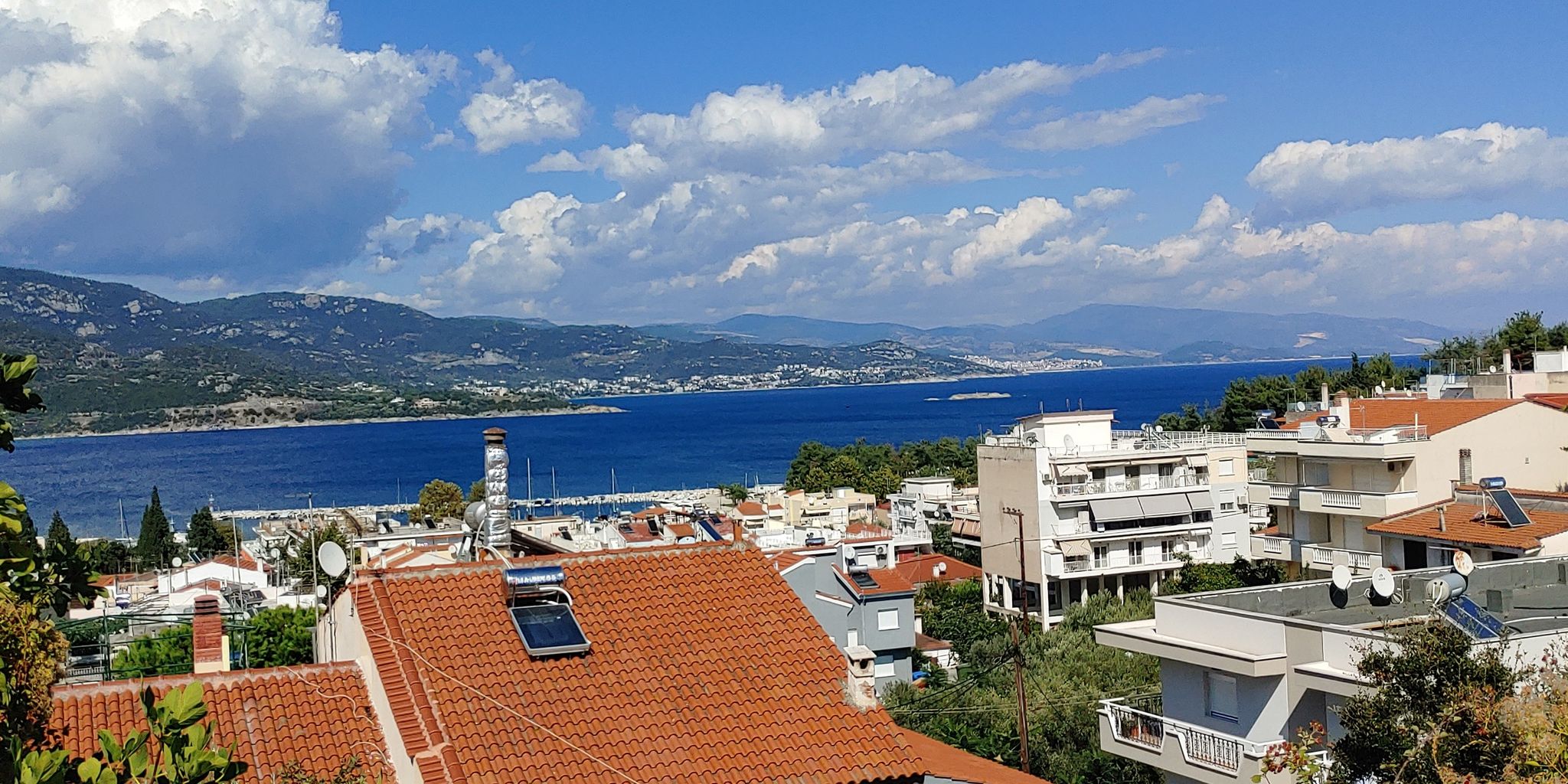 der Weg 🕉️, im Hintergrund Kavala